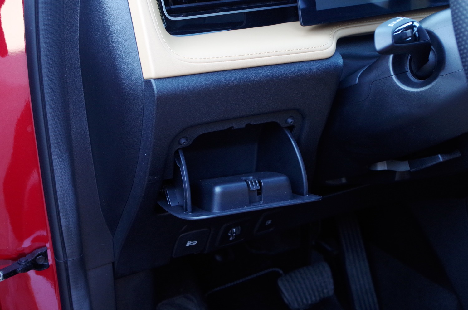 MG-HS-Plug-In-Hybrid-Exclusive-B12