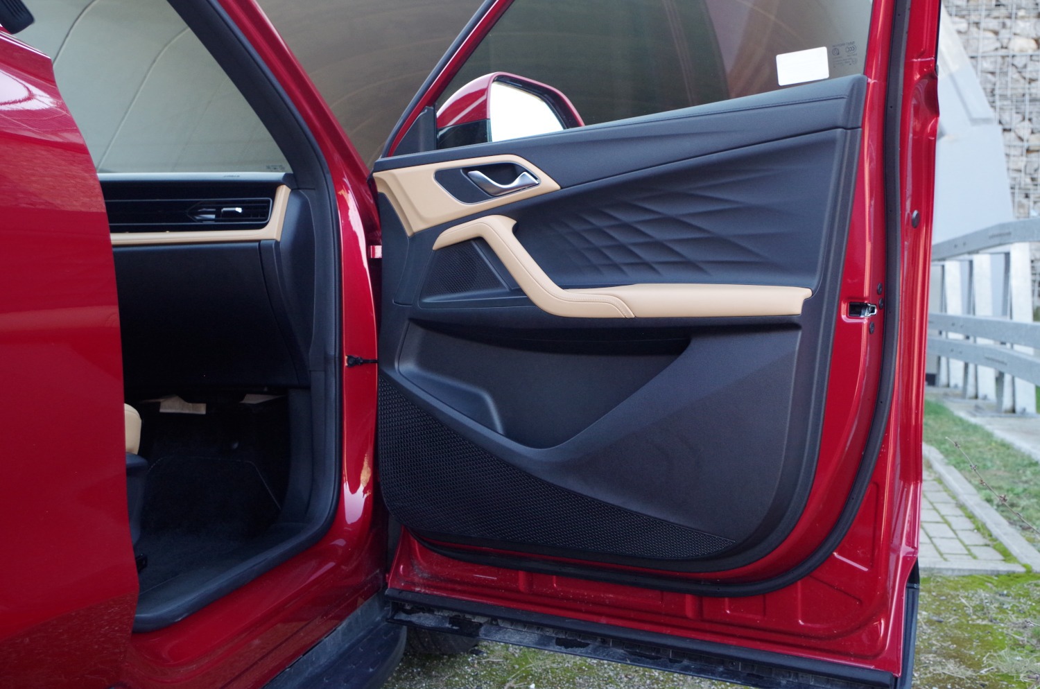 MG-HS-Plug-In-Hybrid-Exclusive-B18