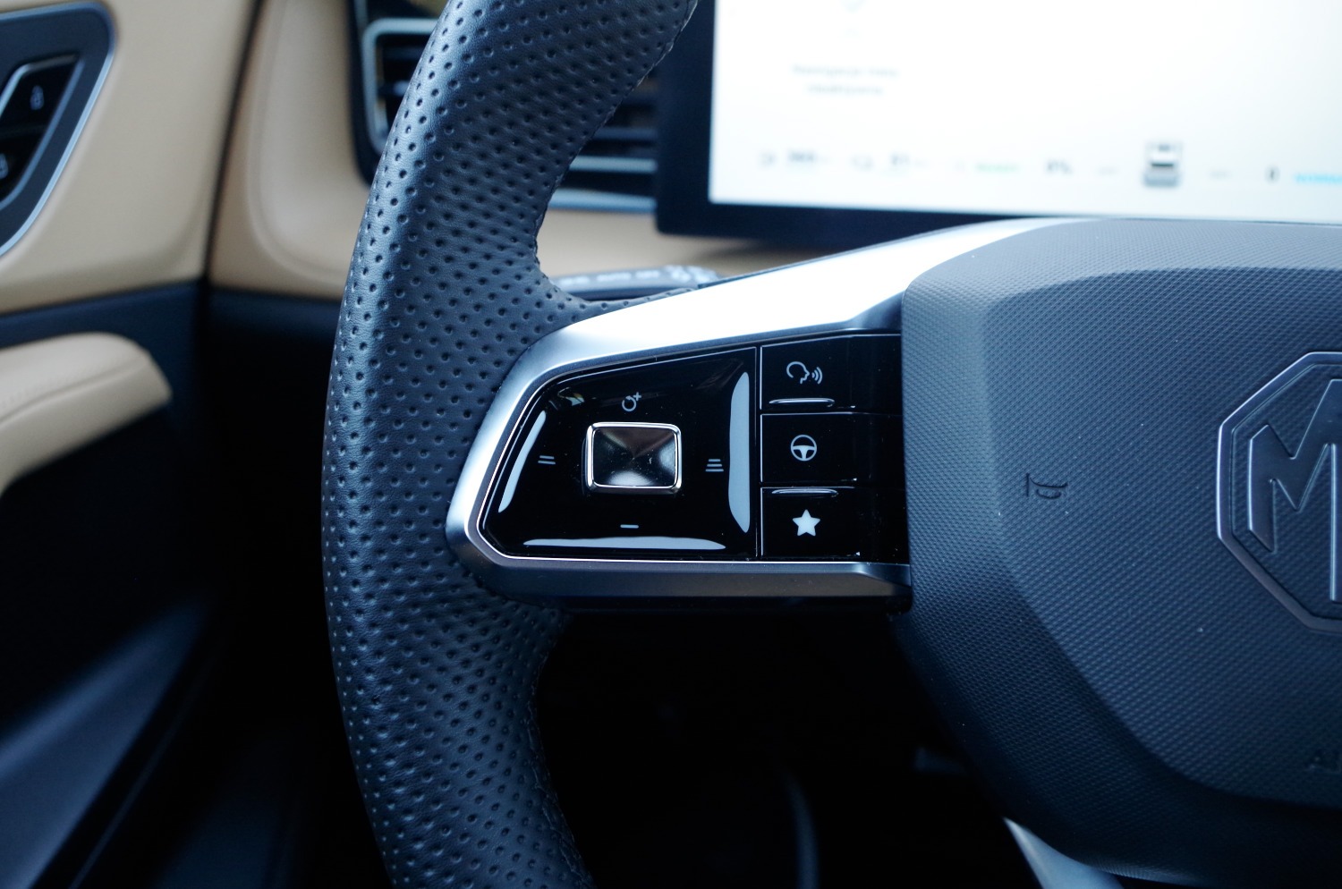 MG-HS-Plug-In-Hybrid-Exclusive-B32