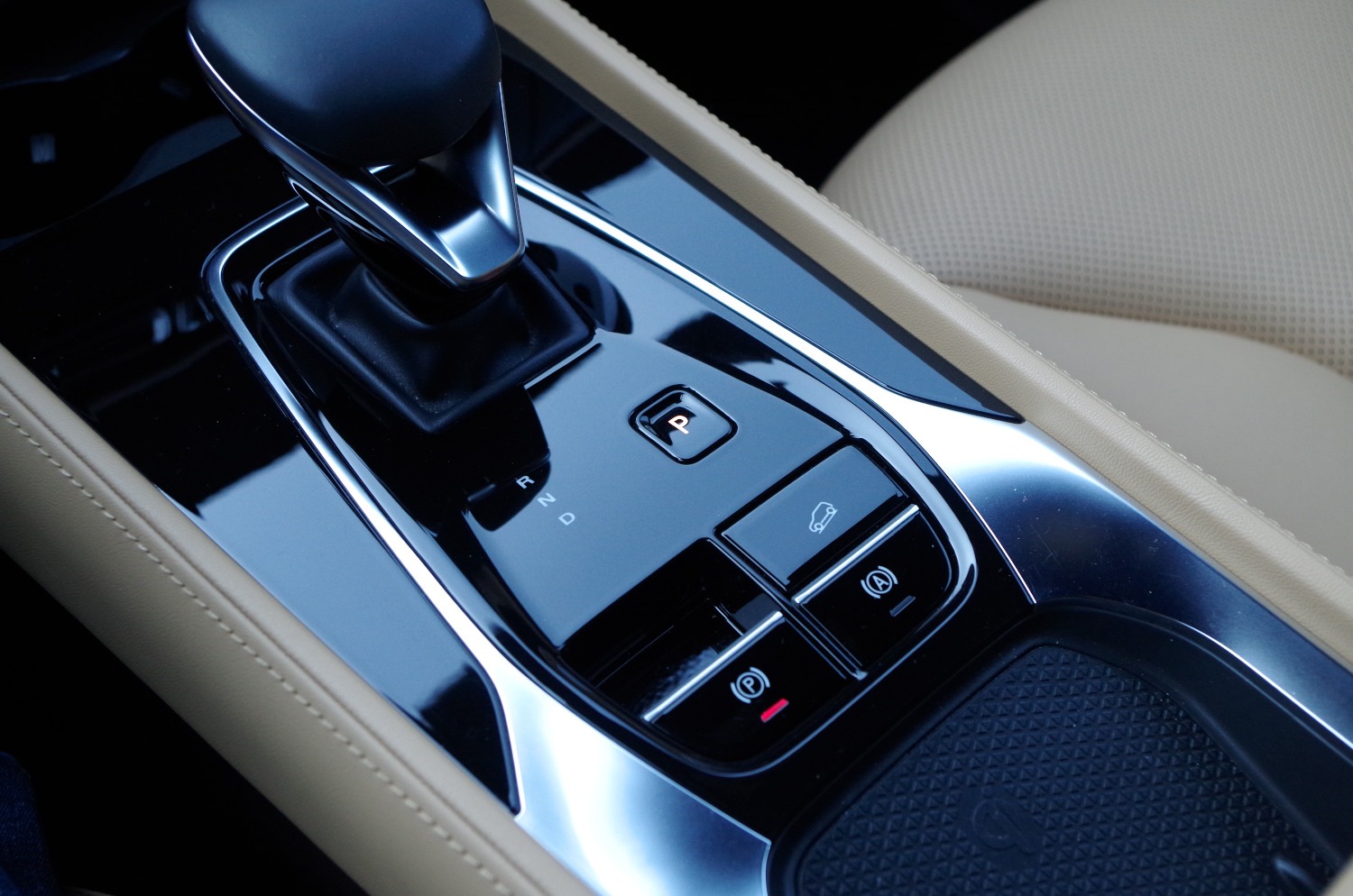 MG-HS-Plug-In-Hybrid-Exclusive-B44