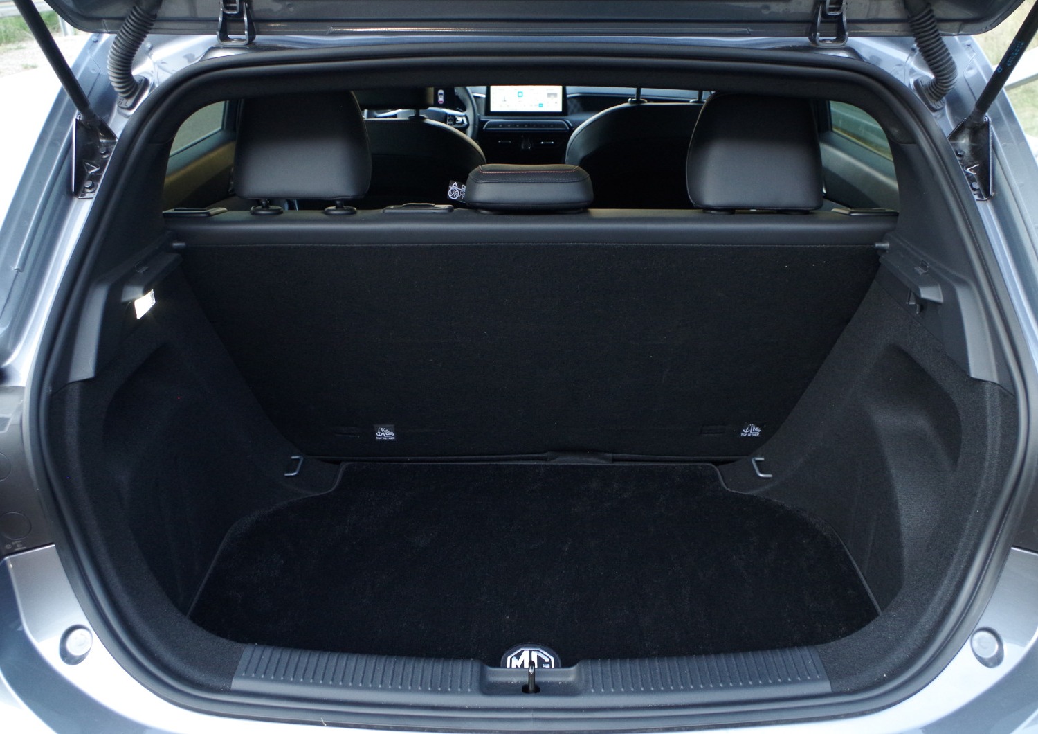 MG3-Hybrid-Exclusive-bagaznik-bez-polki