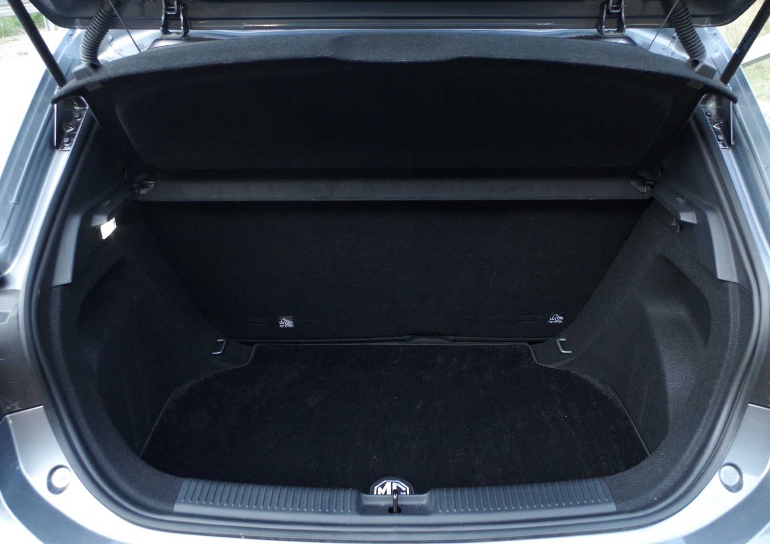 MG3-Hybrid-Exclusive-bagaznik-z-mata