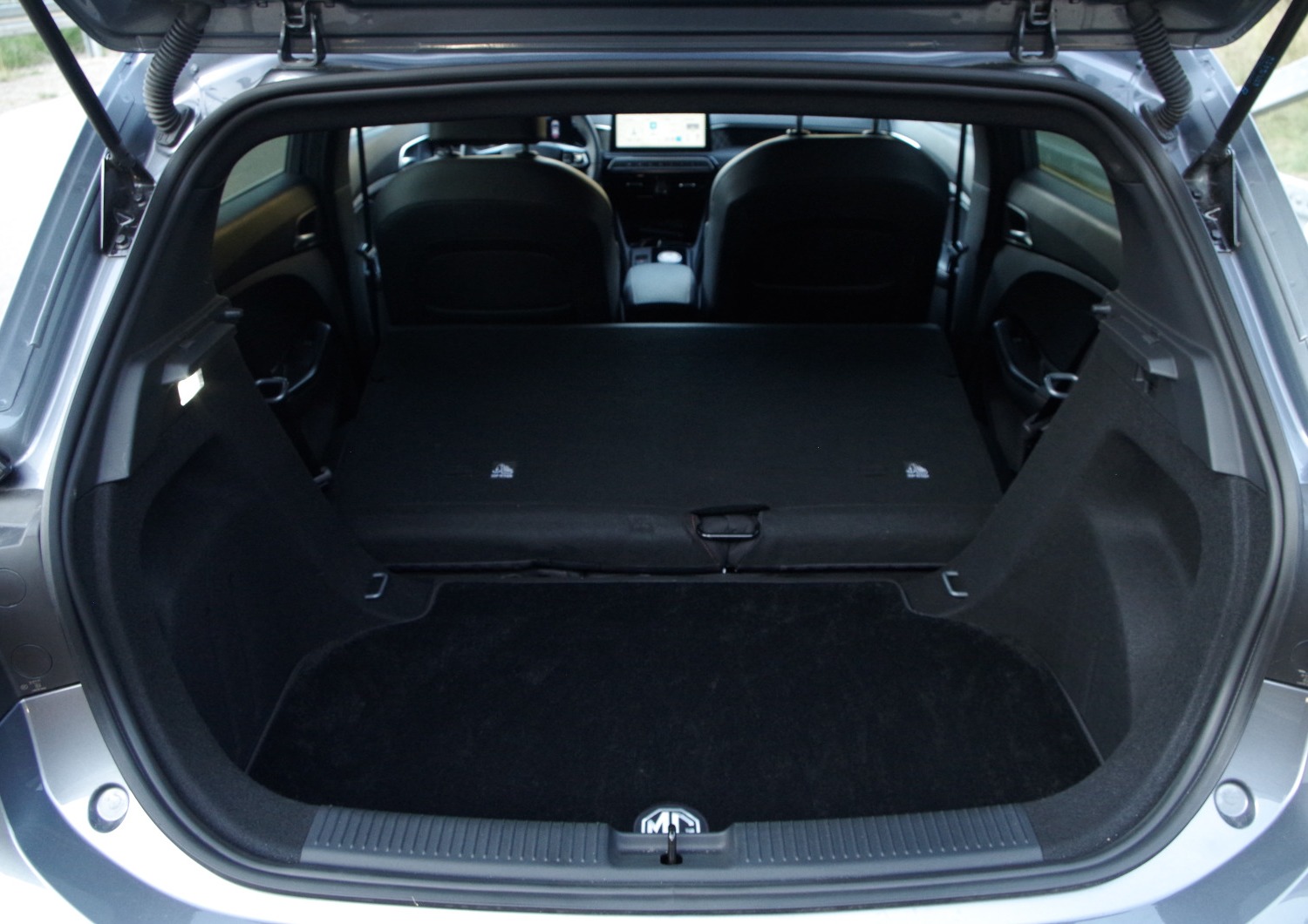 MG3-Hybrid-Exclusive-bagaznik-ze-zlozonym-oparciem-kanapy