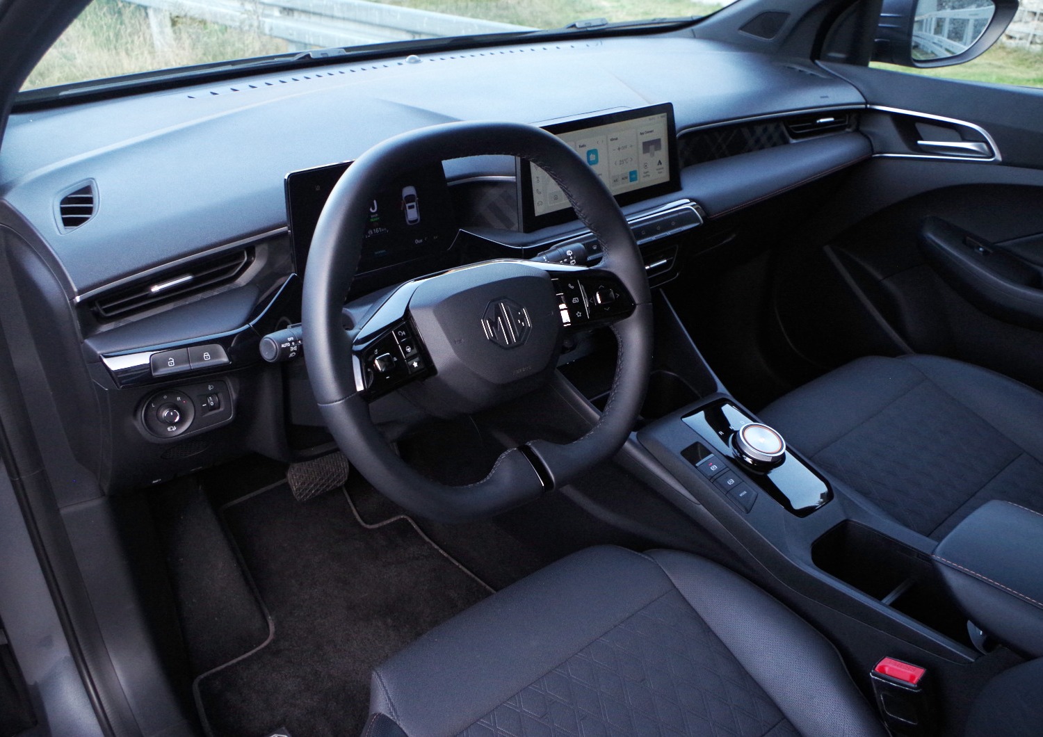 MG3-Hybrid-Exclusive-deska-rozdzielcza-1