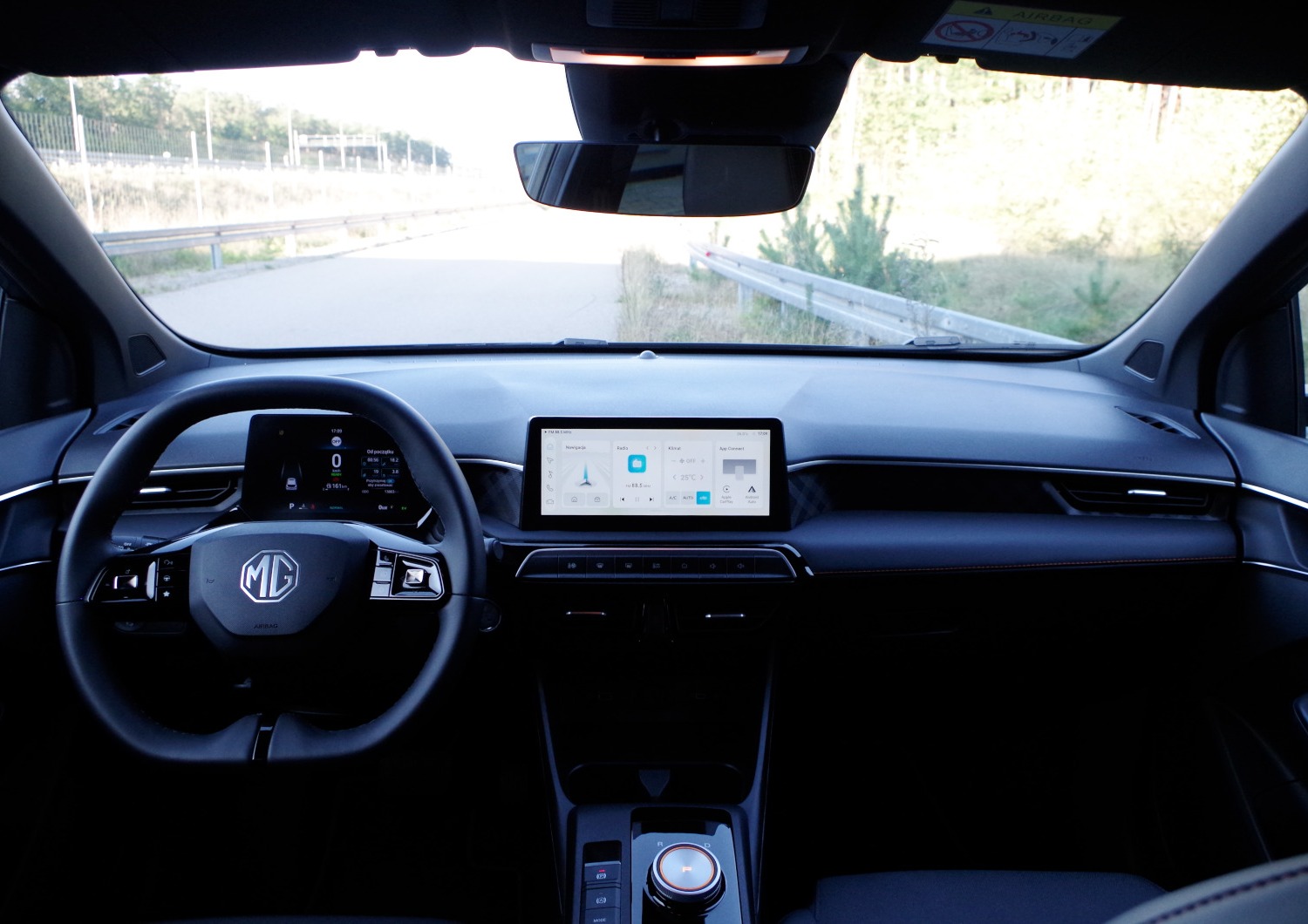 MG3-Hybrid-Exclusive-deska-rozdzielcza-3