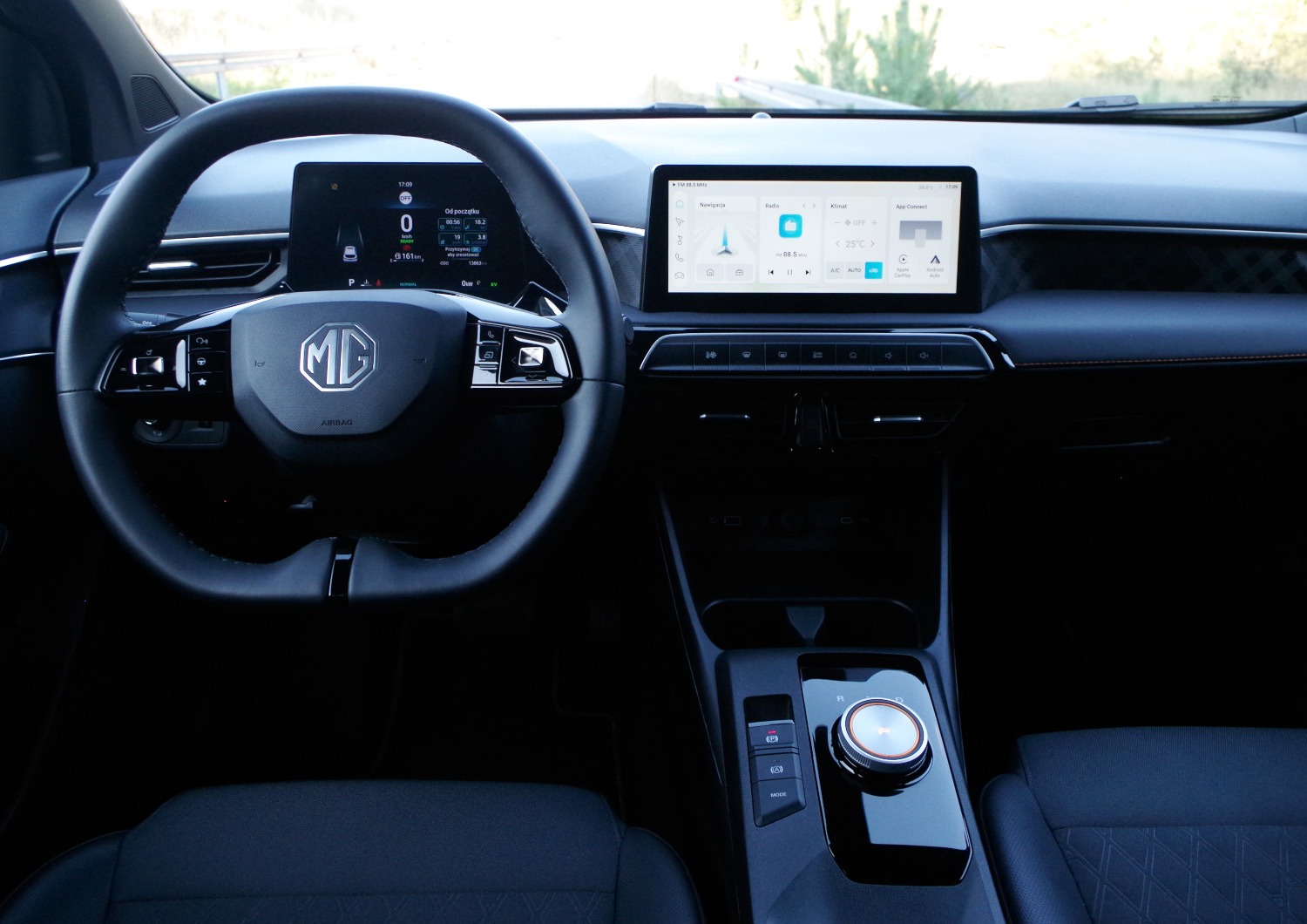 MG3-Hybrid-Exclusive-deska-rozdzielcza-4