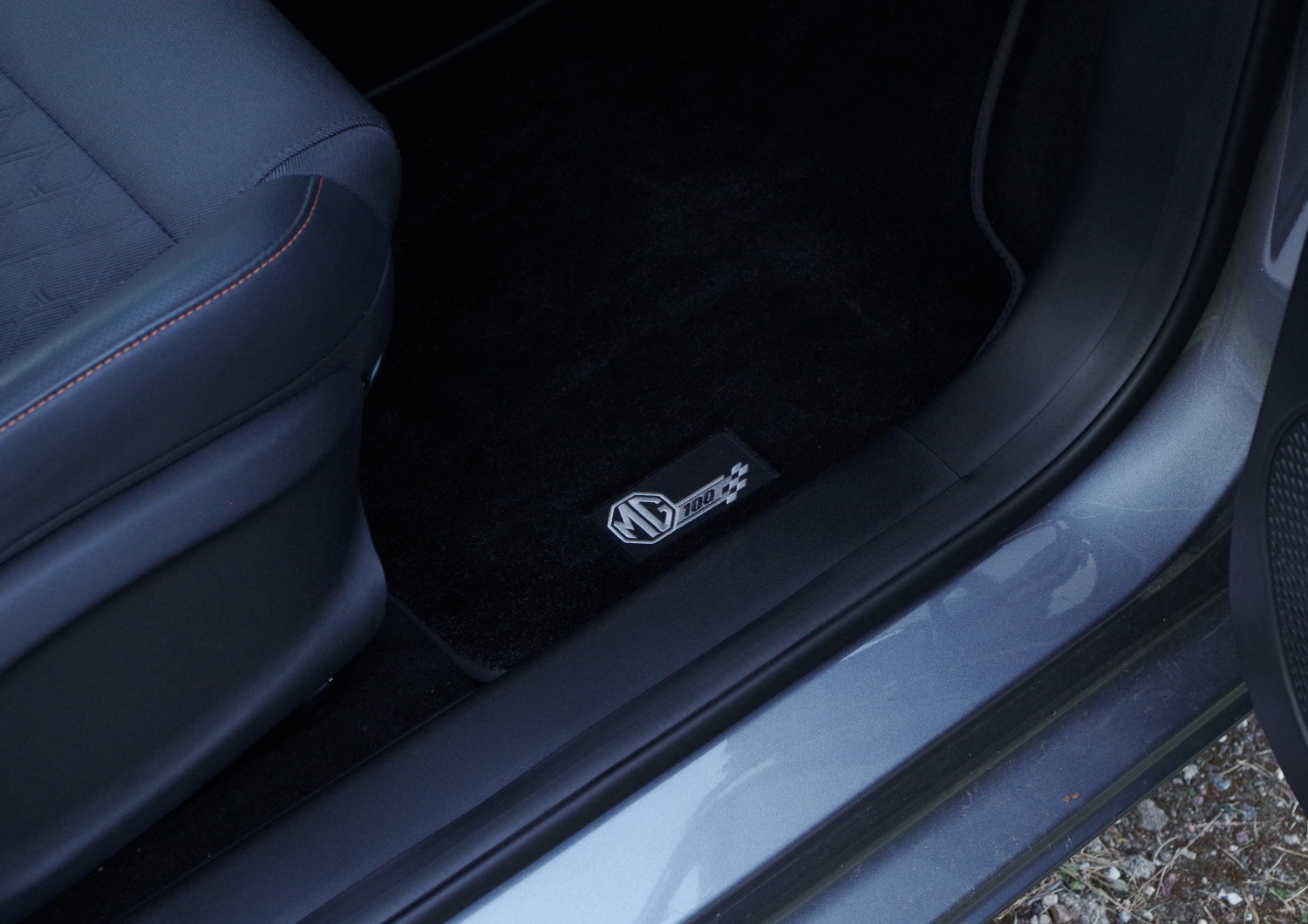 MG3-Hybrid-Exclusive-dywanik-z-logo
