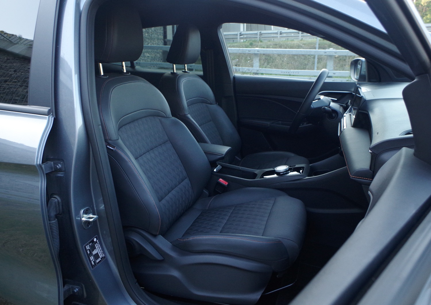 MG3-Hybrid-Exclusive-fotele-przednie