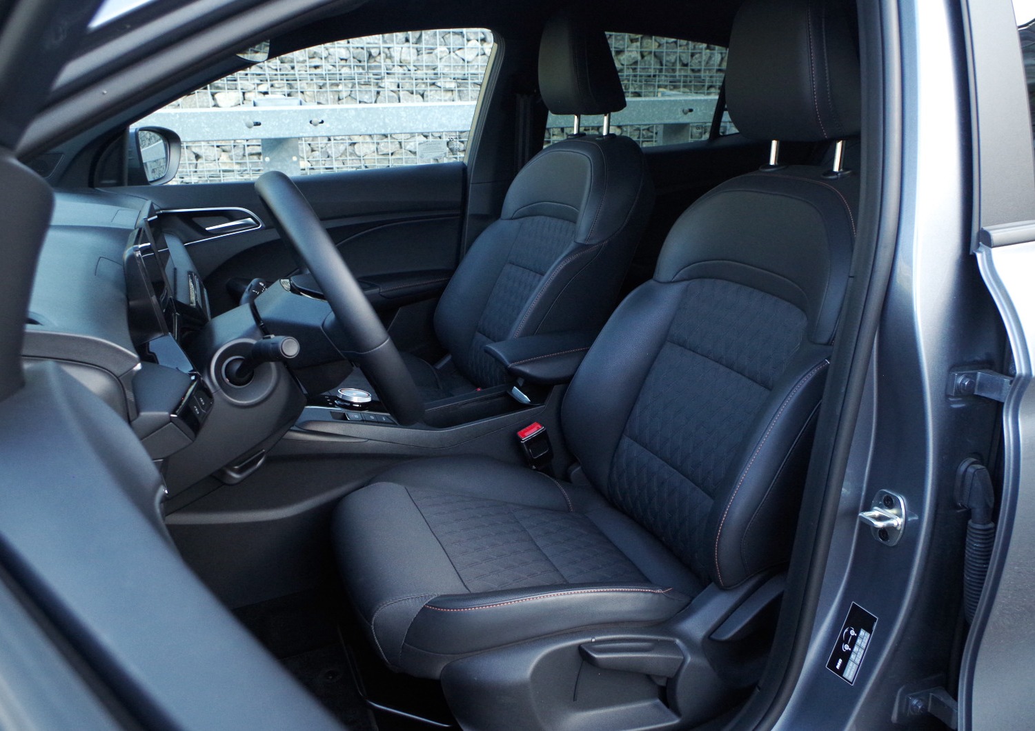 MG3-Hybrid-Exclusive-fotele