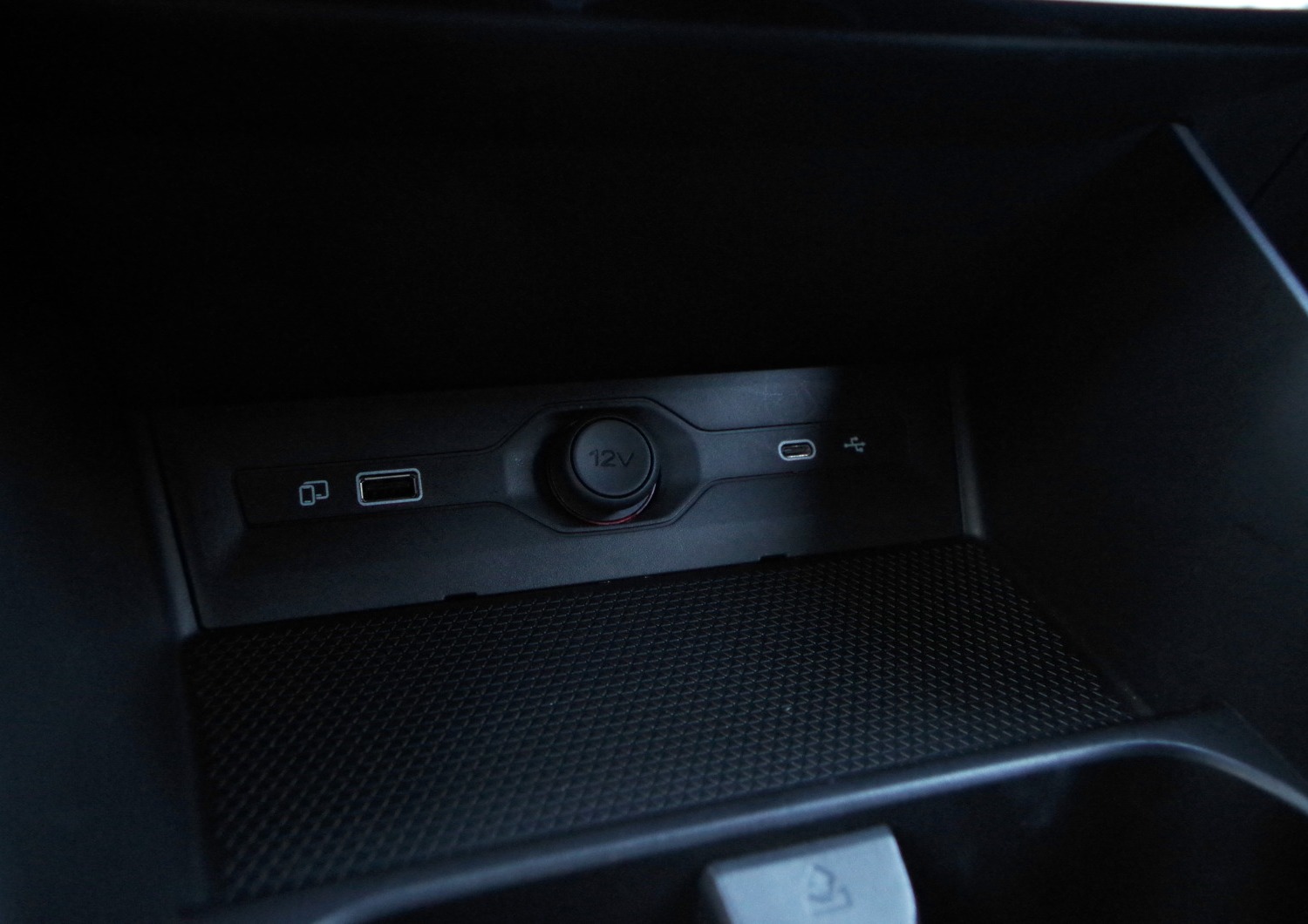 MG3-Hybrid-Exclusive-gniazda-USB