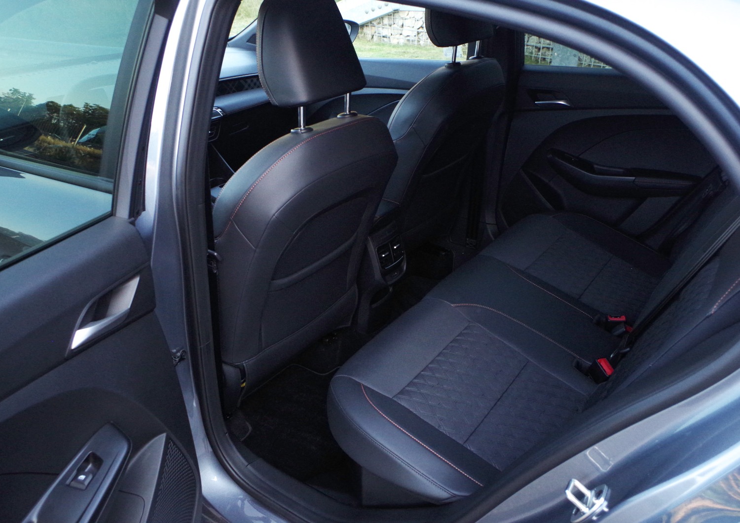 MG3-Hybrid-Exclusive-ilosc-miejsca-z-tylu