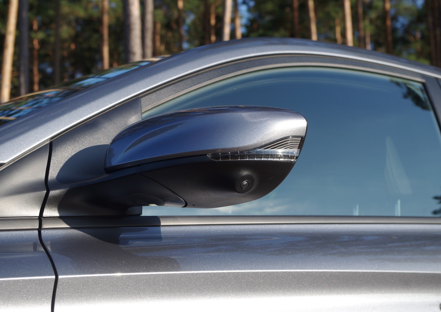 MG3-Hybrid-Exclusive-kamera-w-lusterku