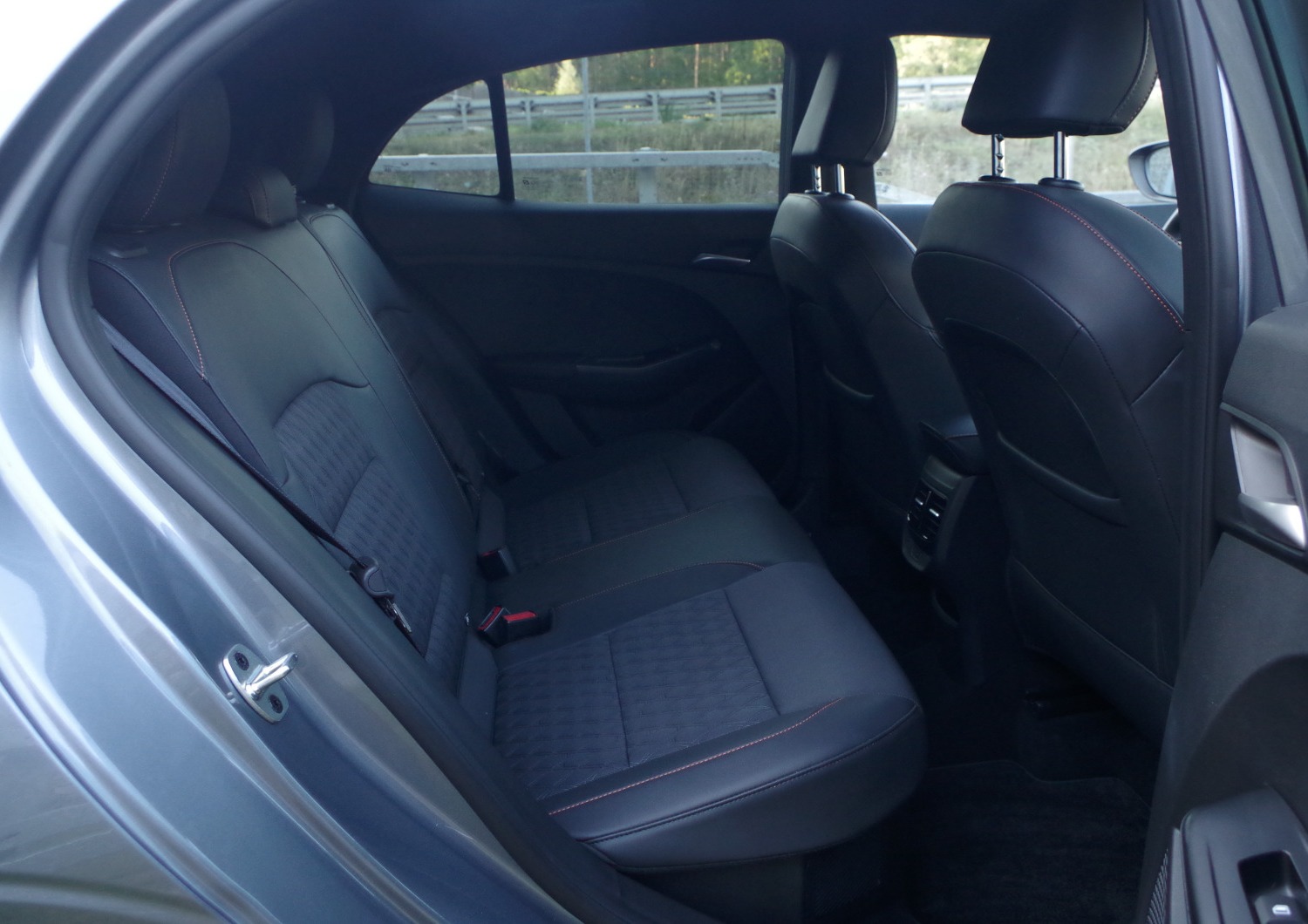 MG3-Hybrid-Exclusive-kanapa-tylna