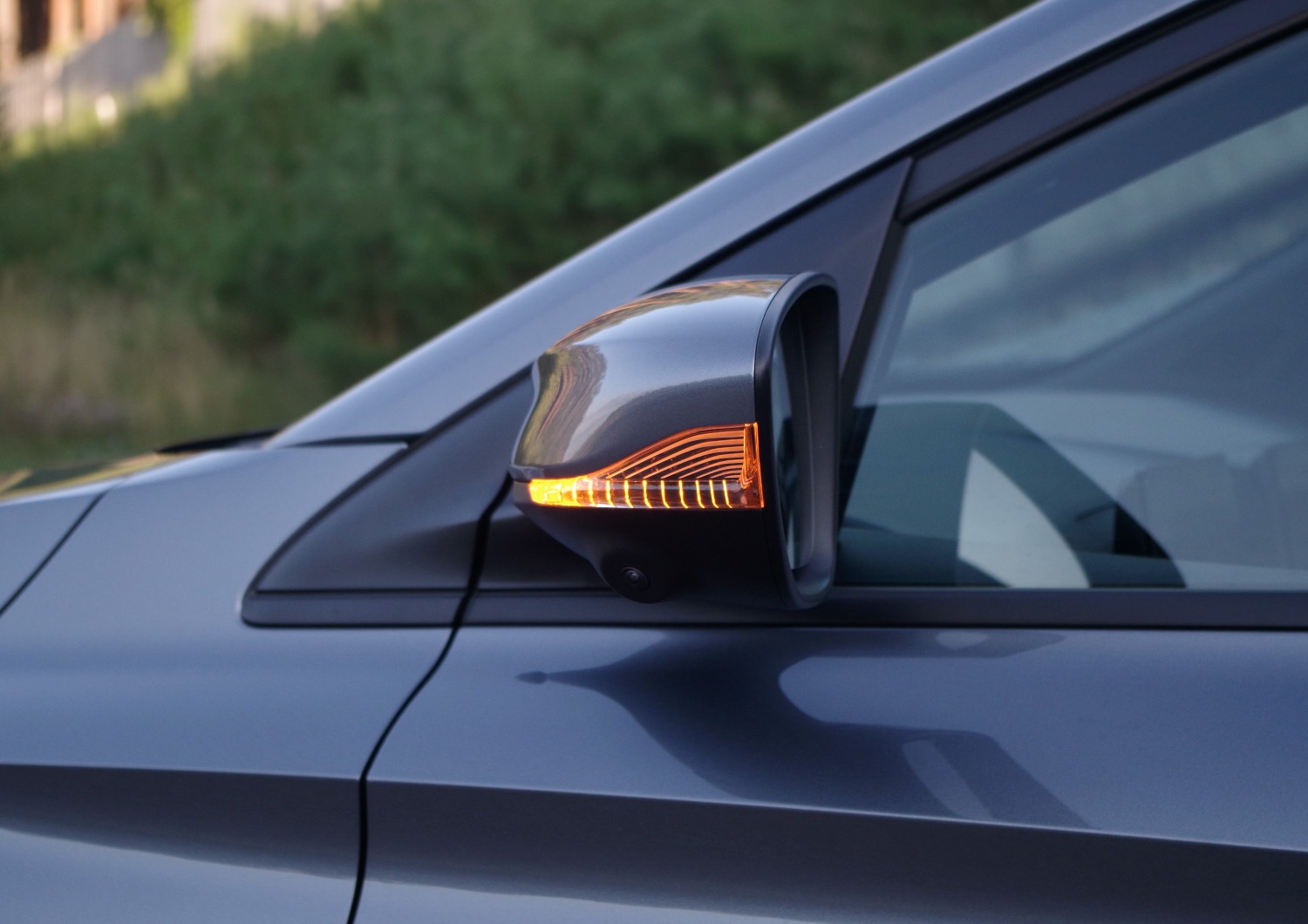 MG3-Hybrid-Exclusive-kierunkowskaz-w-lusterku