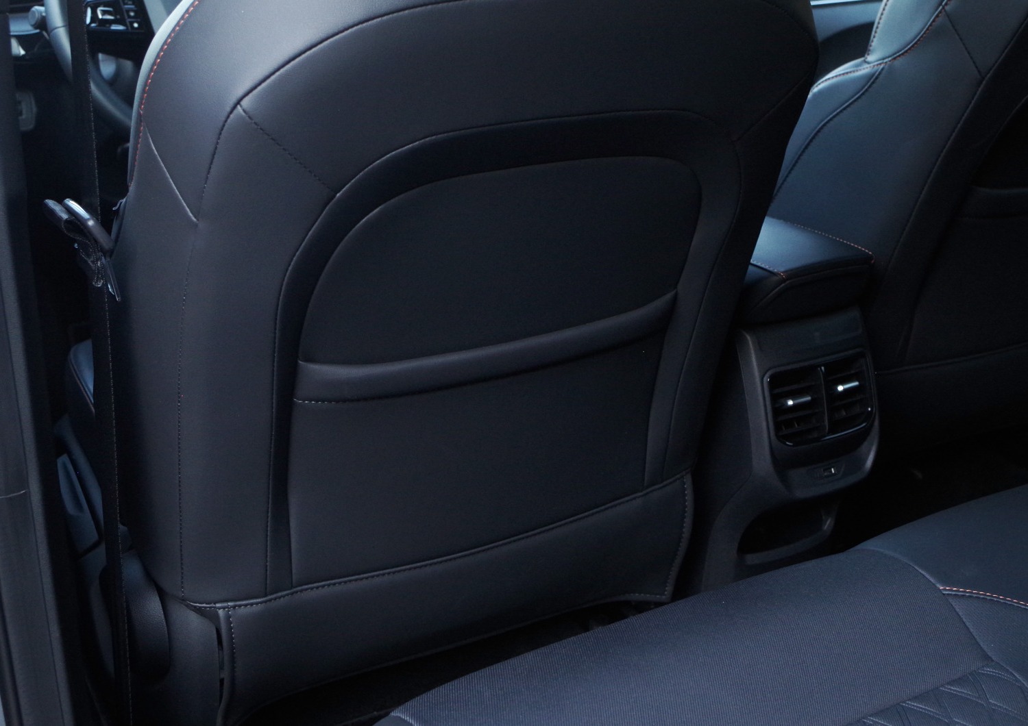 MG3-Hybrid-Exclusive-kieszen-w-oparciu-fotela-kierowcy