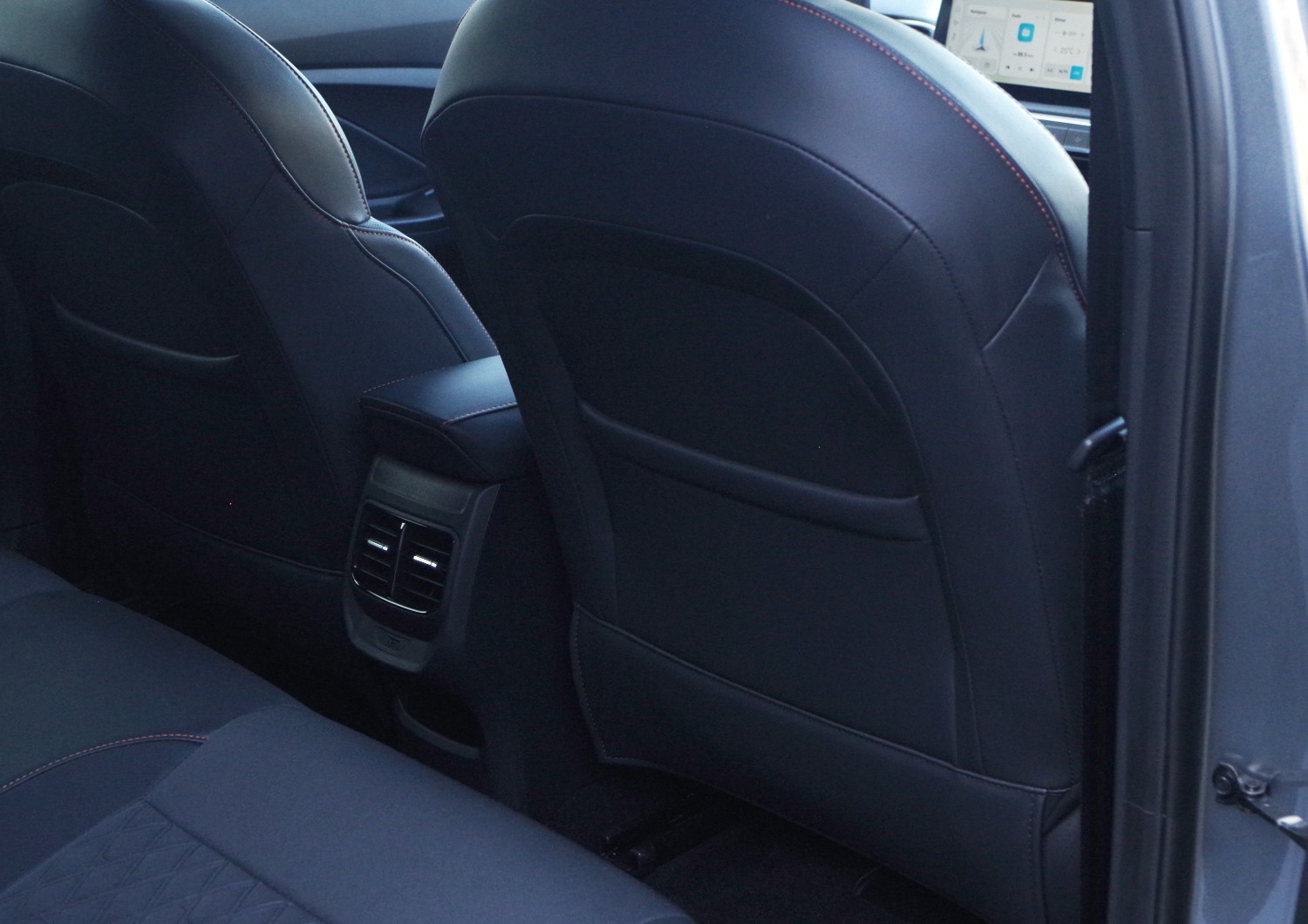 MG3-Hybrid-Exclusive-kieszen-w-oparciu-fotela-pasazera