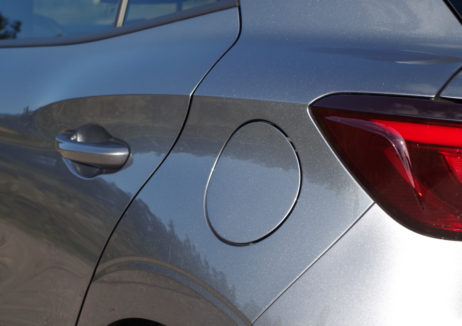 MG3-Hybrid-Exclusive-klapka-wlewu-paliwa