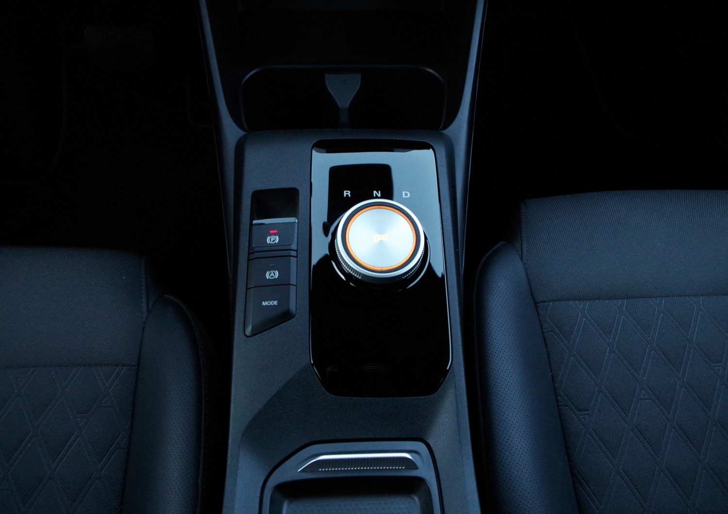 MG3-Hybrid-Exclusive-konsola-miedzy-fotelami