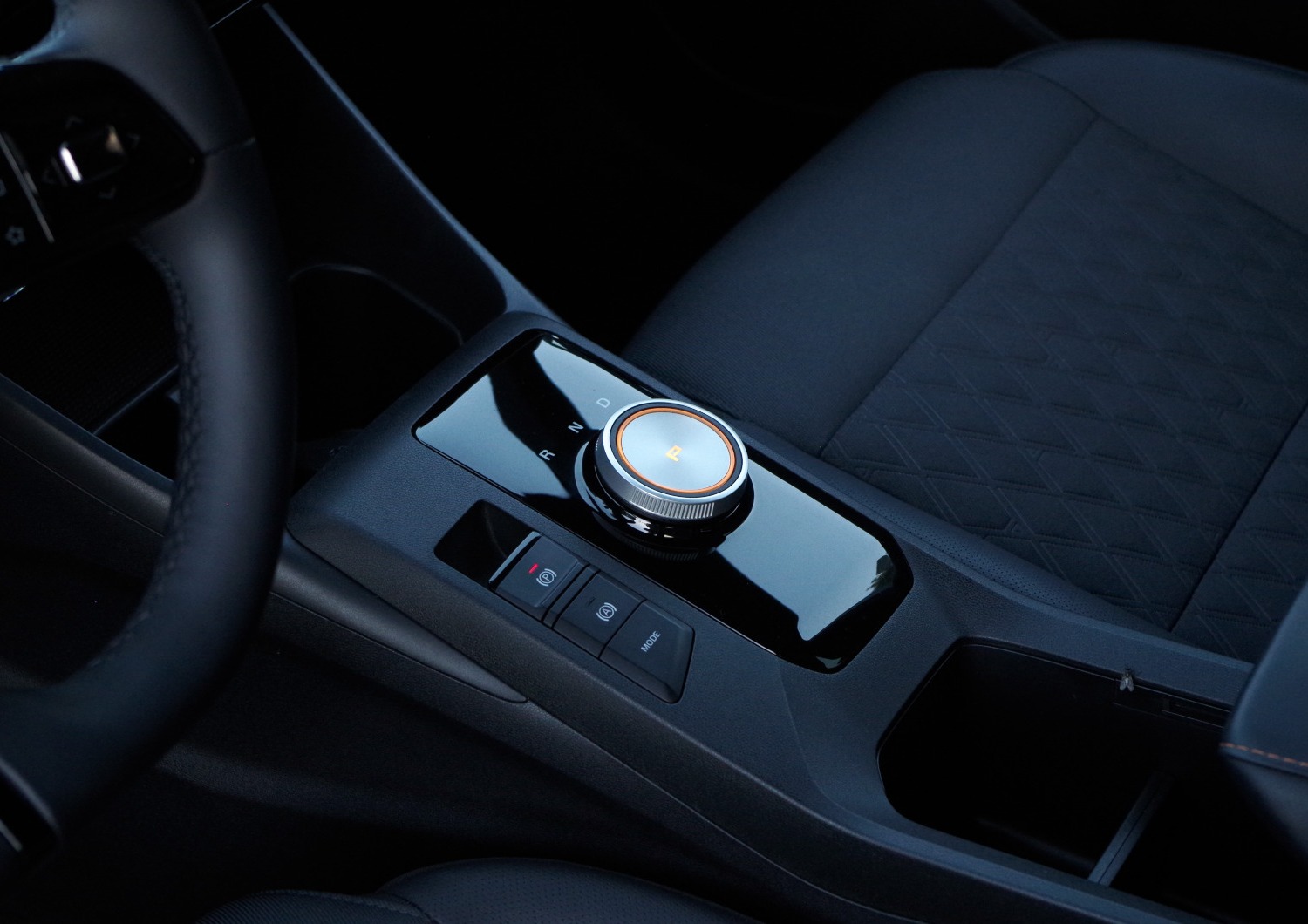 MG3-Hybrid-Exclusive-konsola-srodkowa