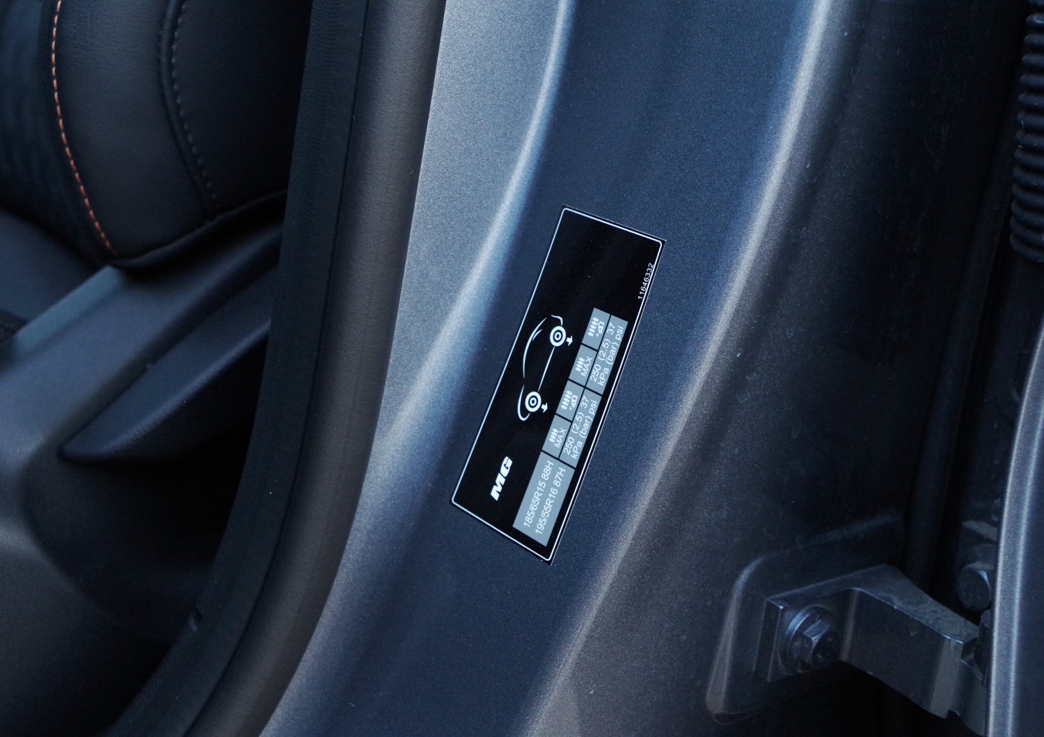 MG3-Hybrid-Exclusive-naklejka-z-wartosciami-cisnienia-w-oponach