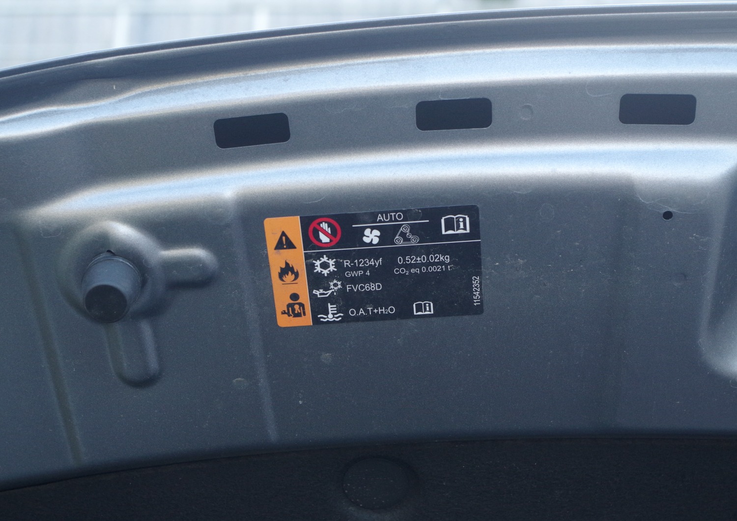 MG3-Hybrid-Exclusive-nalepka-informacyjna-ukladu-klimatyzacji