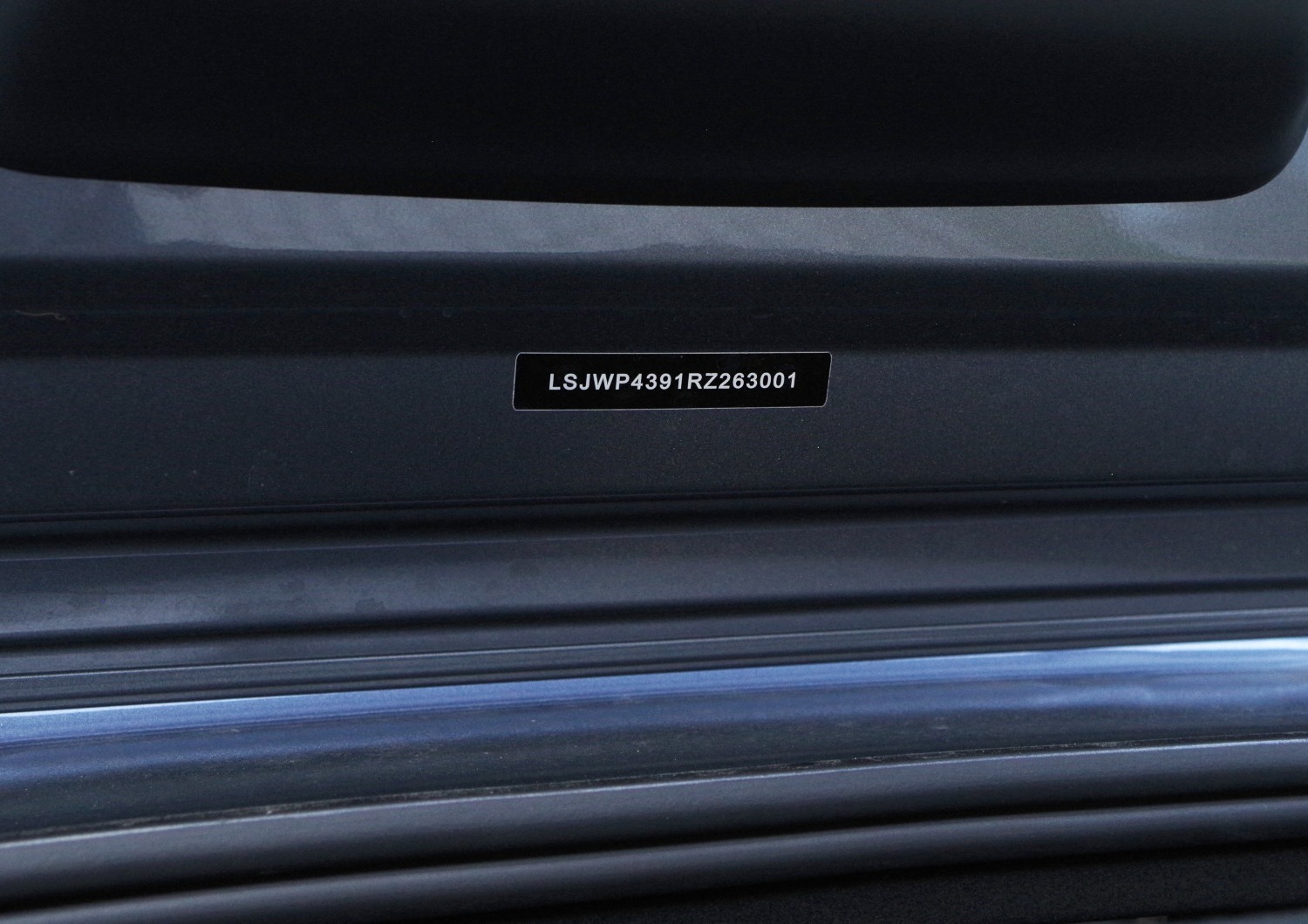 MG3-Hybrid-Exclusive-nalepka-z-numerem-VIN-na-klapie-bagaznika