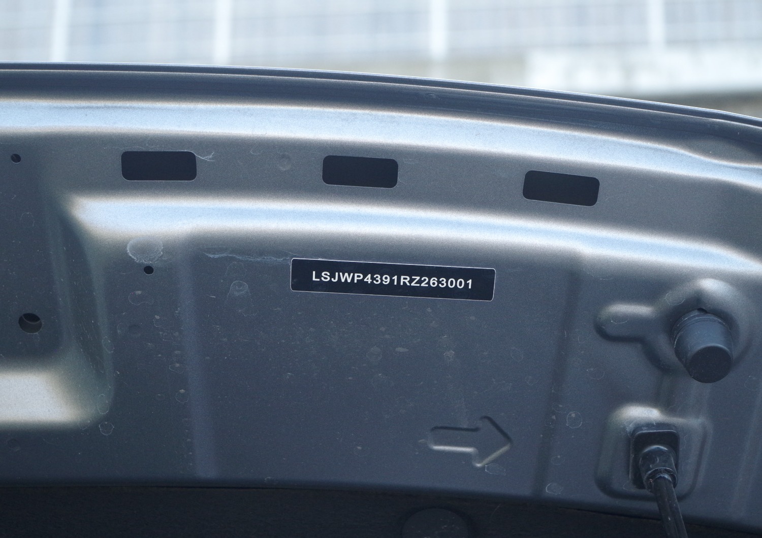 MG3-Hybrid-Exclusive-nalepka-z-numerem-VIN-pod-maska