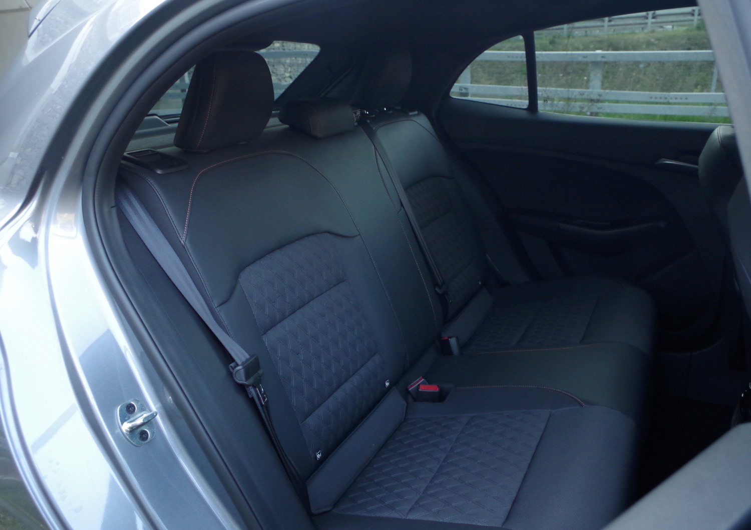 MG3-Hybrid-Exclusive-oparcie-kanapy