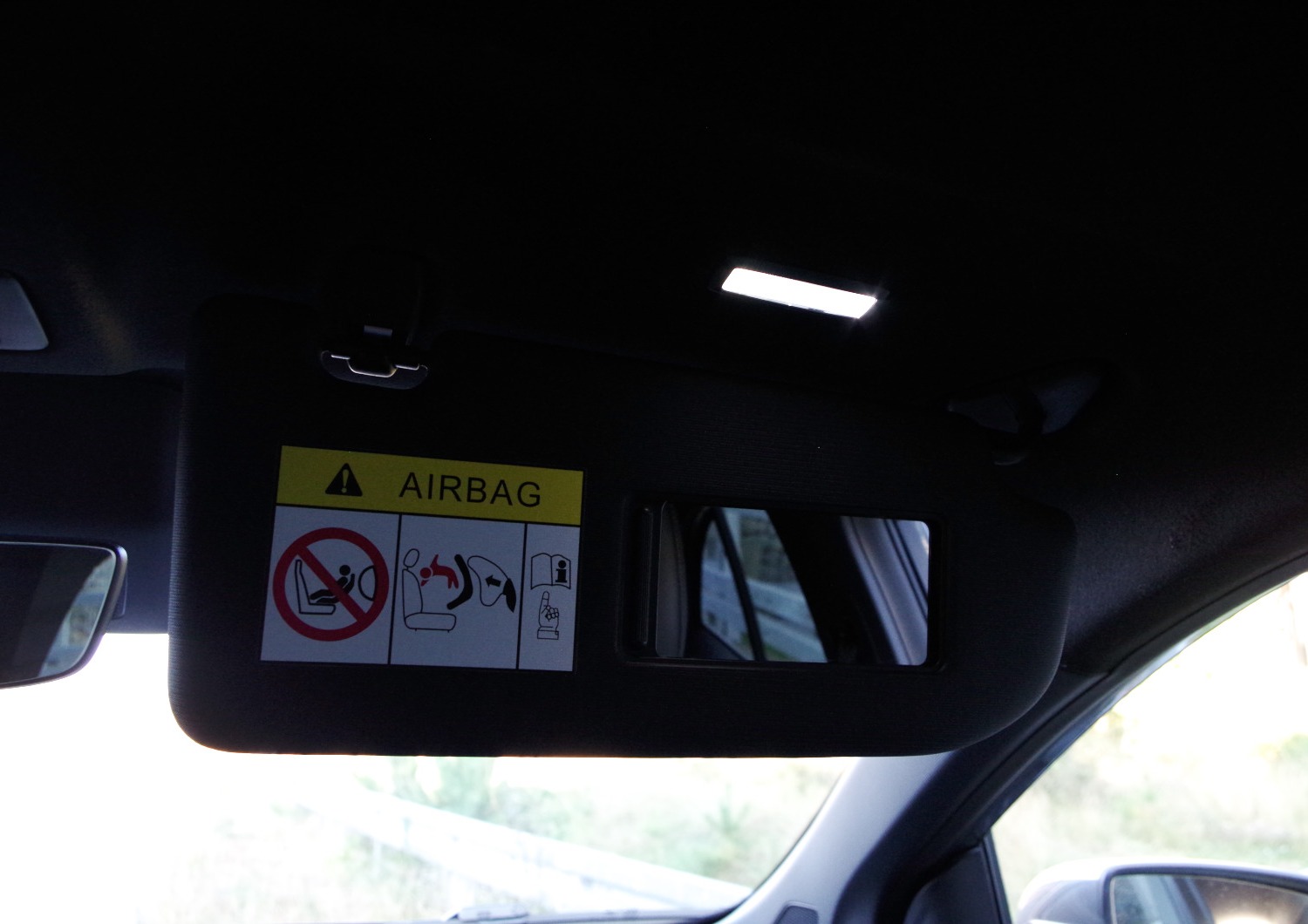 MG3-Hybrid-Exclusive-oslona-przeciwsloneczna-pasazera