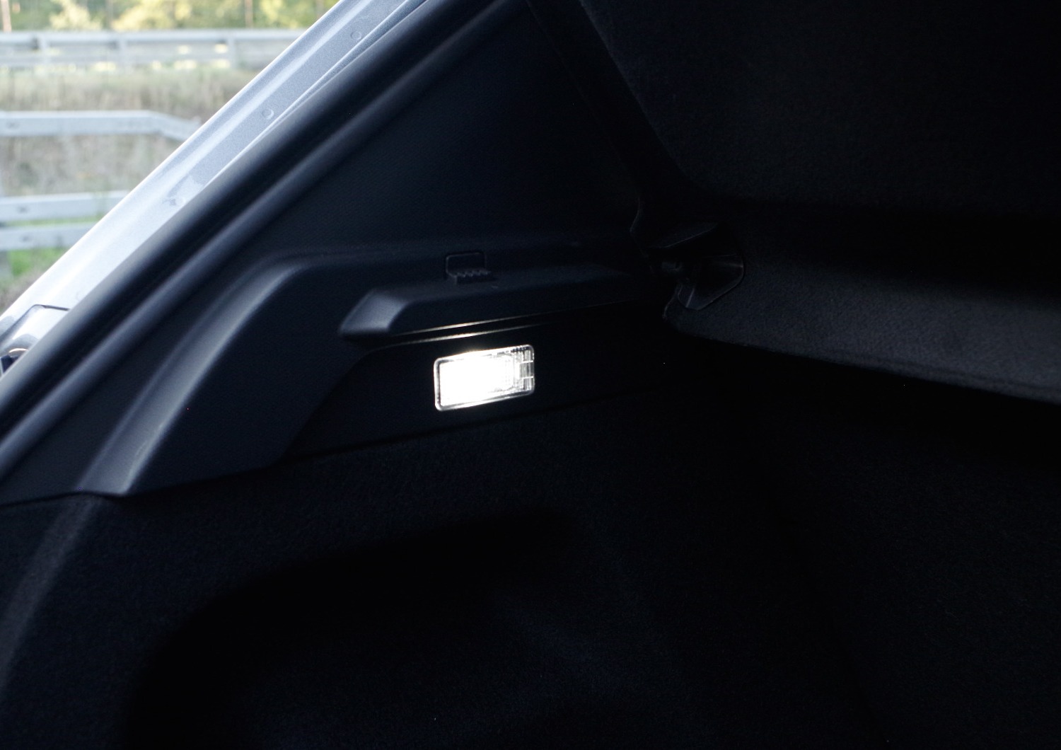 MG3-Hybrid-Exclusive-oswietlenie-bagaznika