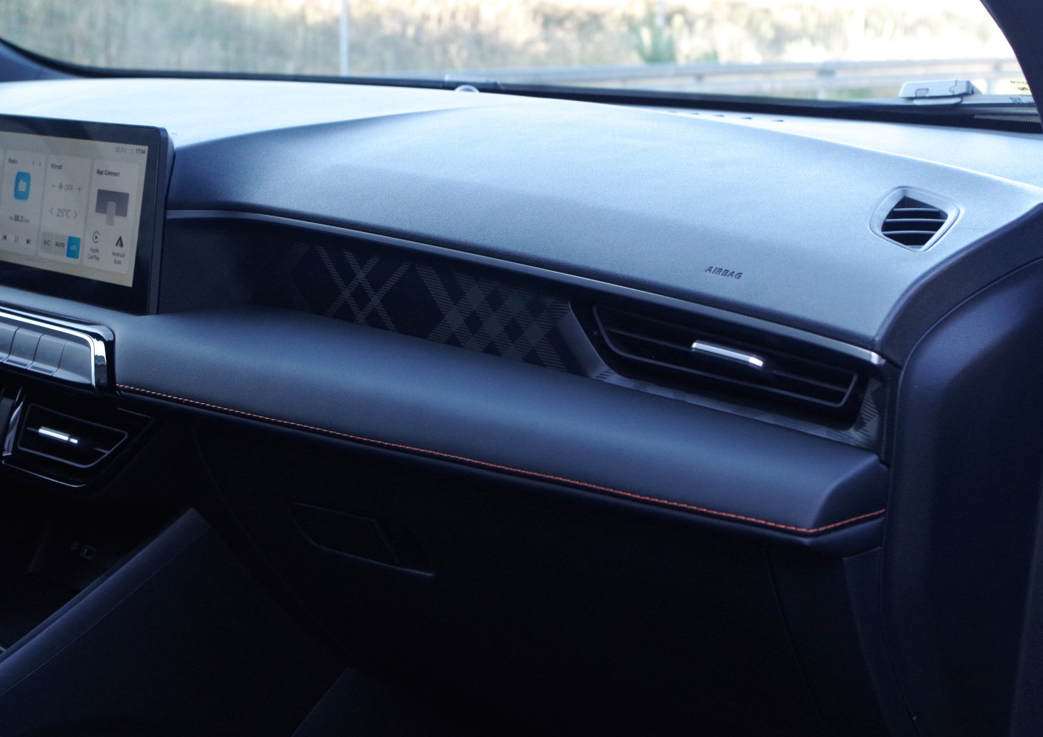 MG3-Hybrid-Exclusive-ozdobne-tworzywo-na-desce-rozdzielczej