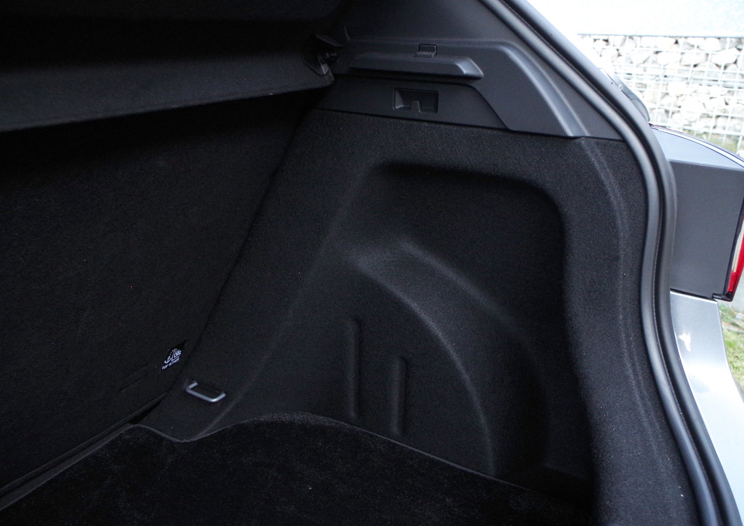 MG3-Hybrid-Exclusive-prawa-sciana-bagaznika