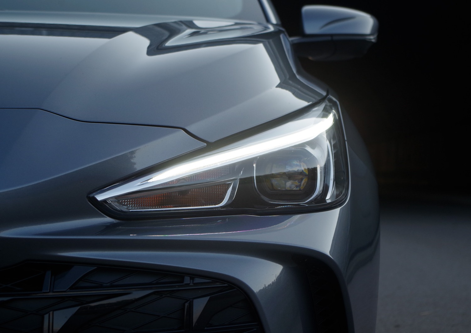 MG3-Hybrid-Exclusive-przednie-swiatla-1