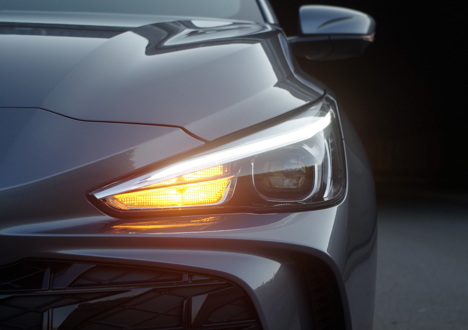 MG3-Hybrid-Exclusive-przednie-swiatla-2