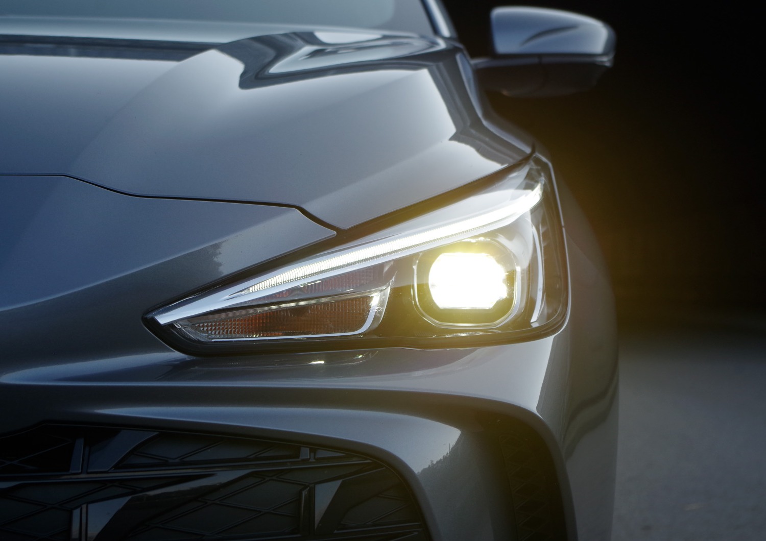 MG3-Hybrid-Exclusive-przednie-swiatla-3