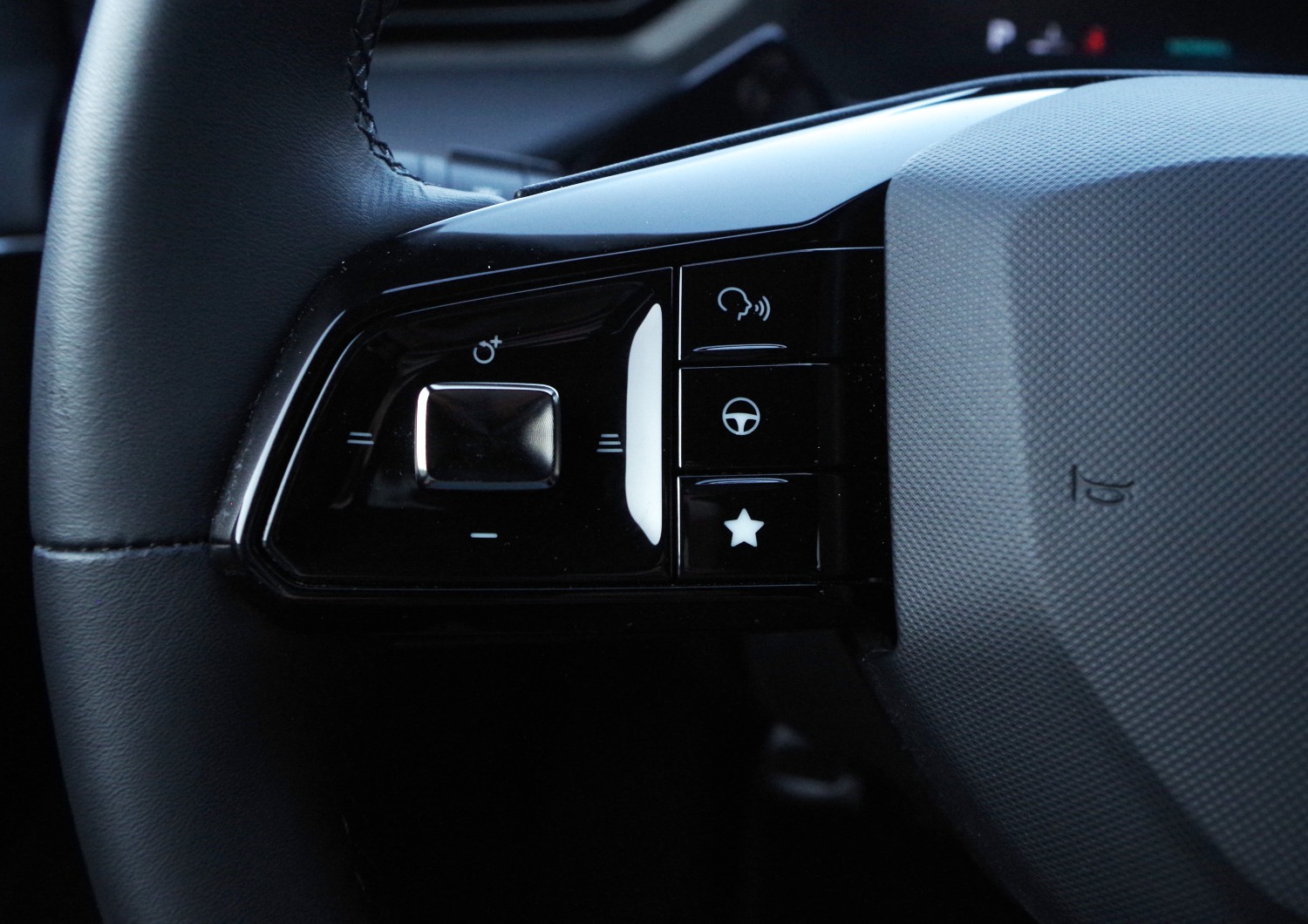 MG3-Hybrid-Exclusive-przyciski-na-kierownicy-1