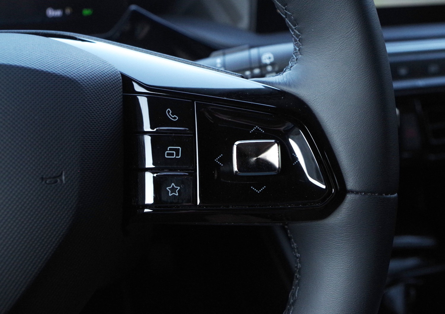 MG3-Hybrid-Exclusive-przyciski-na-kierownicy-2