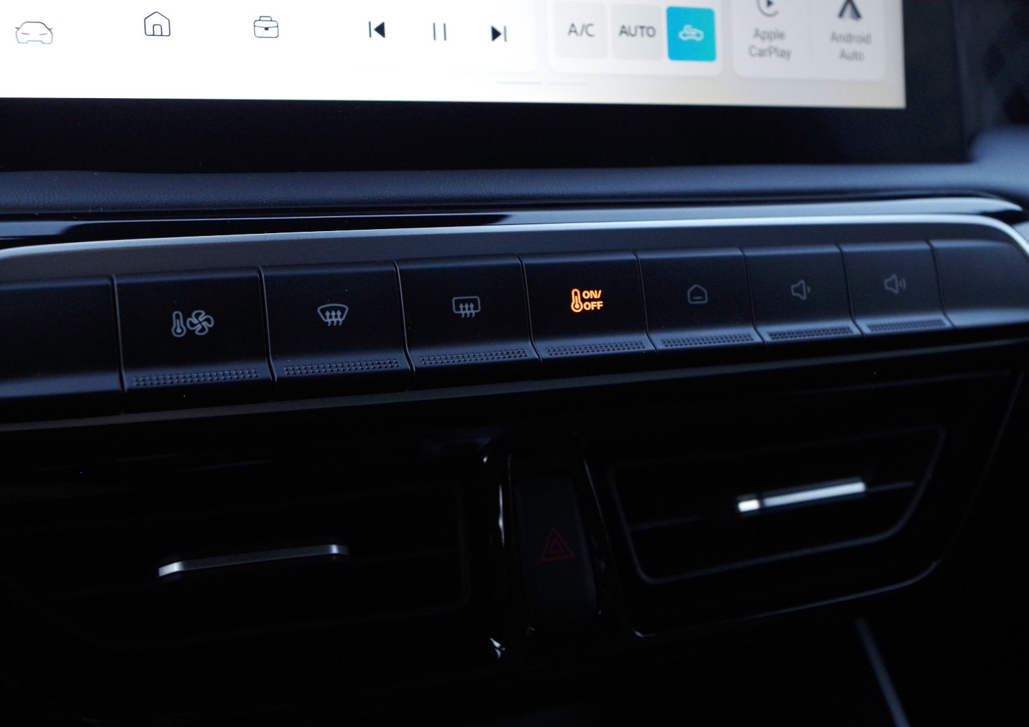 MG3-Hybrid-Exclusive-przyciski-pod-ekranem-centralnym