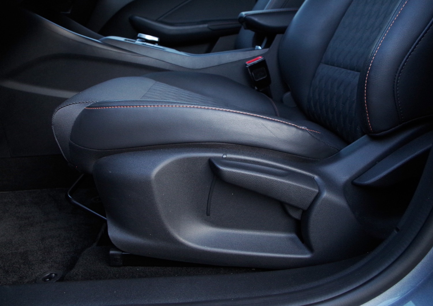 MG3-Hybrid-Exclusive-regulacja-fotela-kierowcy