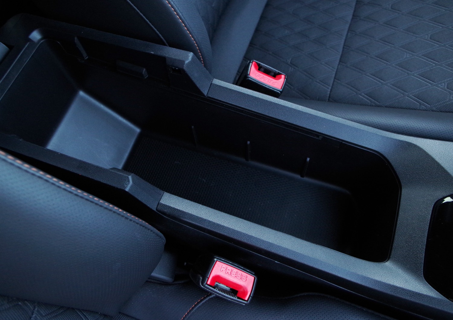 MG3-Hybrid-Exclusive-schowek-pod-podlokietnikiem-2