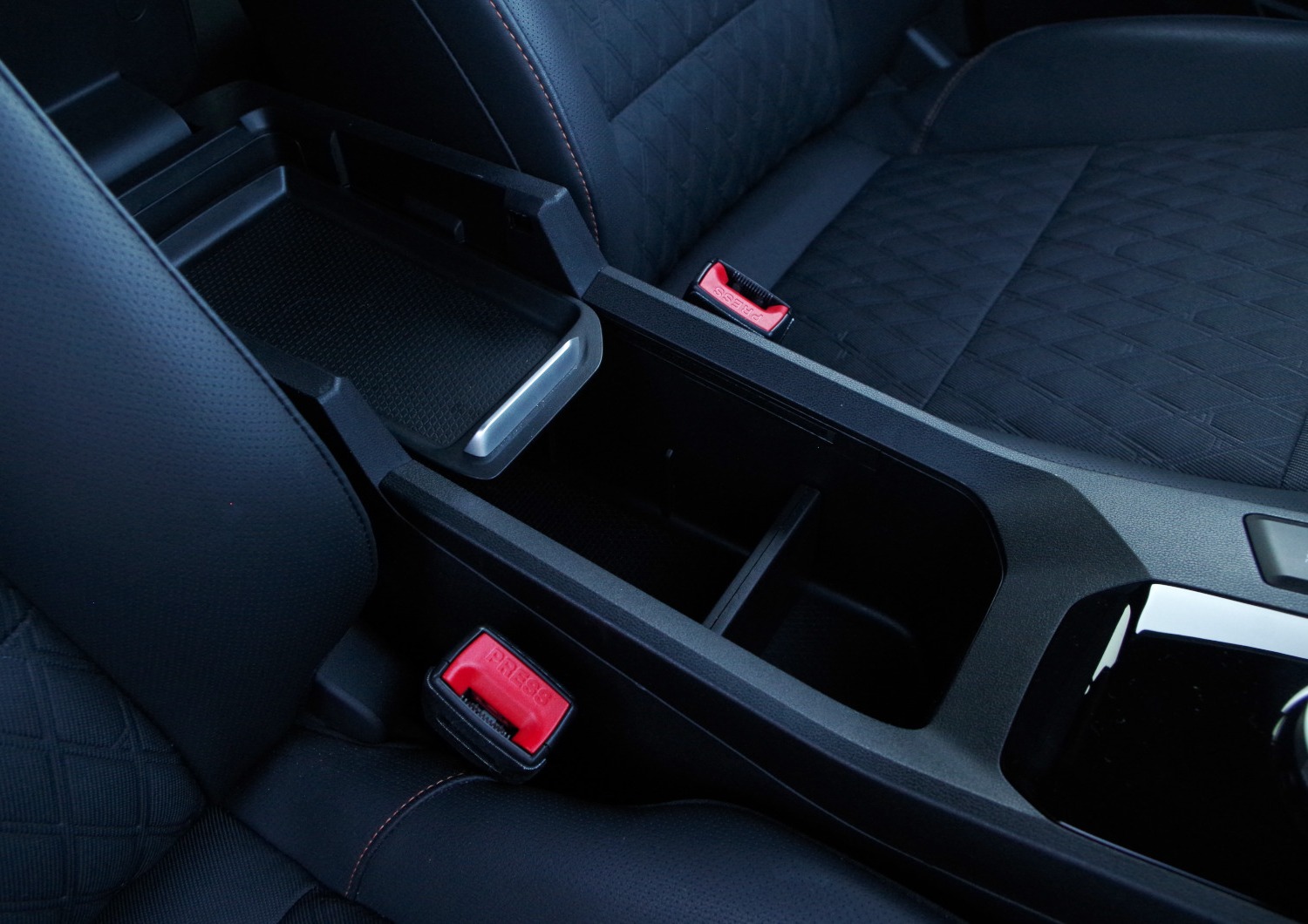 MG3-Hybrid-Exclusive-schowek-pod-podlokietnikiem