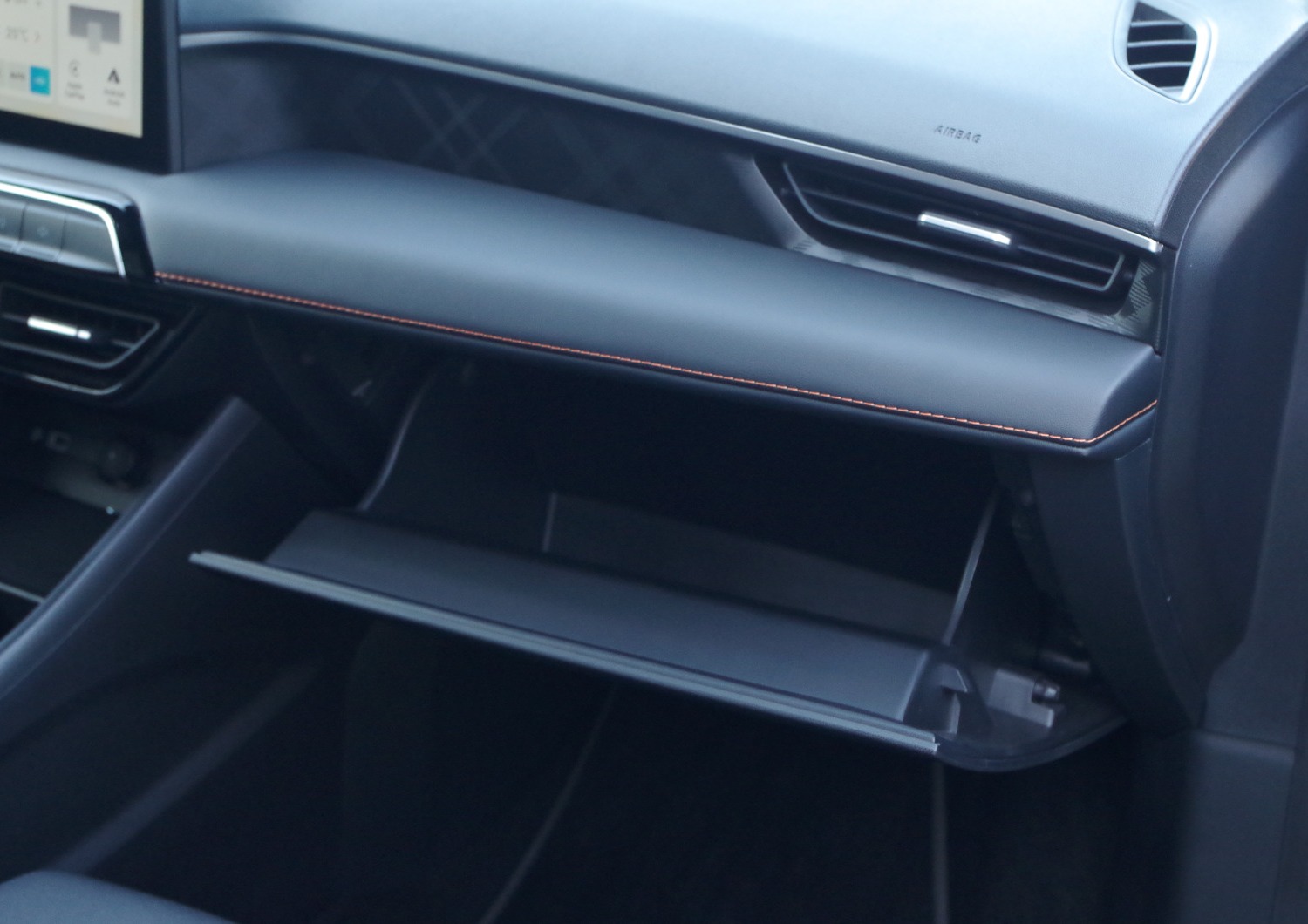 MG3-Hybrid-Exclusive-schowek-przed-fotelem-pasazera