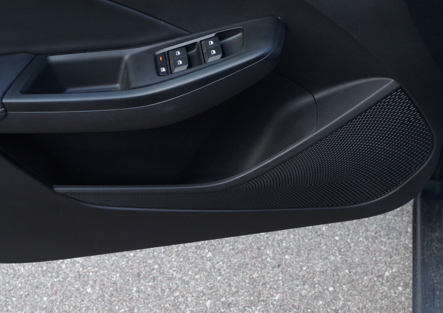 MG3-Hybrid-Exclusive-schowek-w-drzwiach-kierowcy