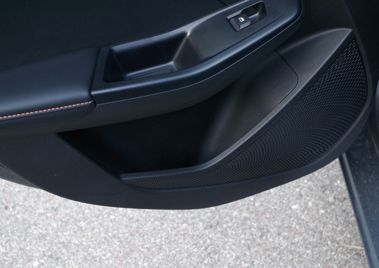 MG3-Hybrid-Exclusive-schowek-w-drzwiach-tylnych
