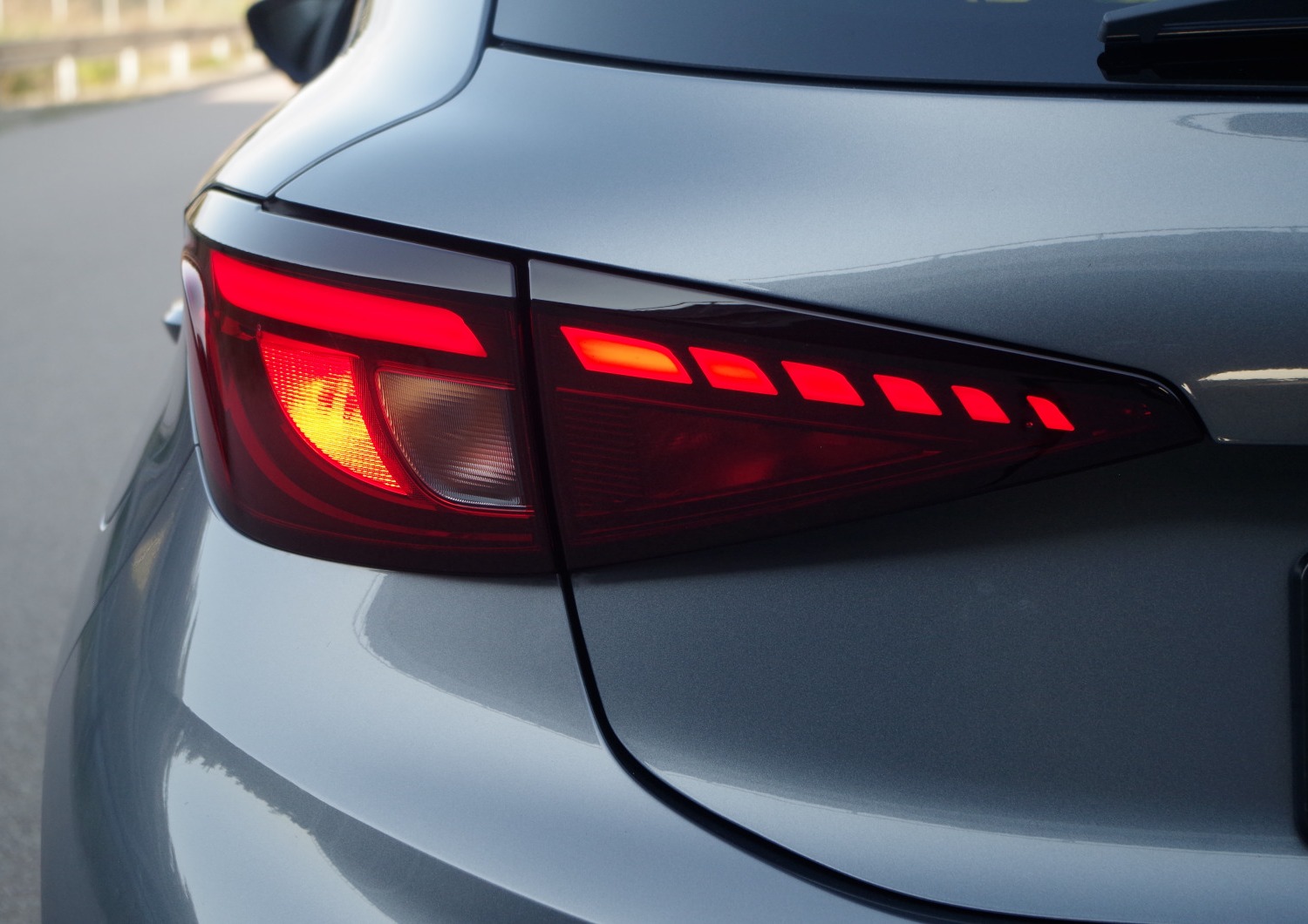 MG3-Hybrid-Exclusive-tylne-swiatla-2