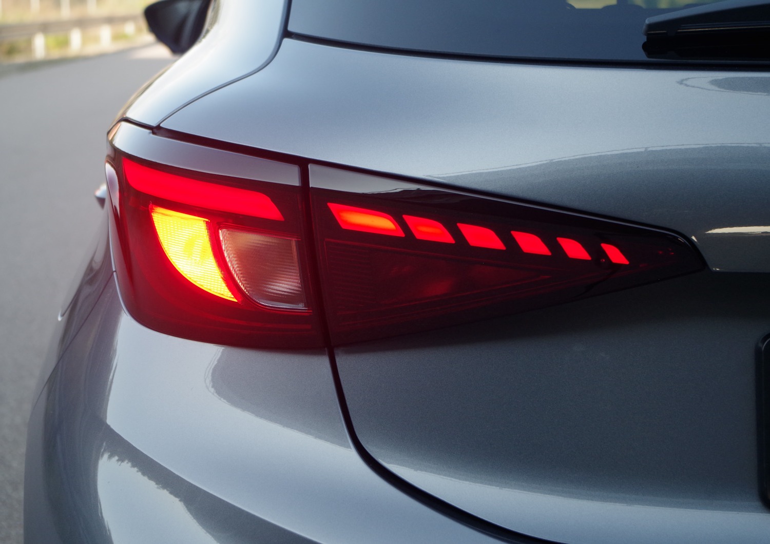 MG3-Hybrid-Exclusive-tylne-swiatla-5