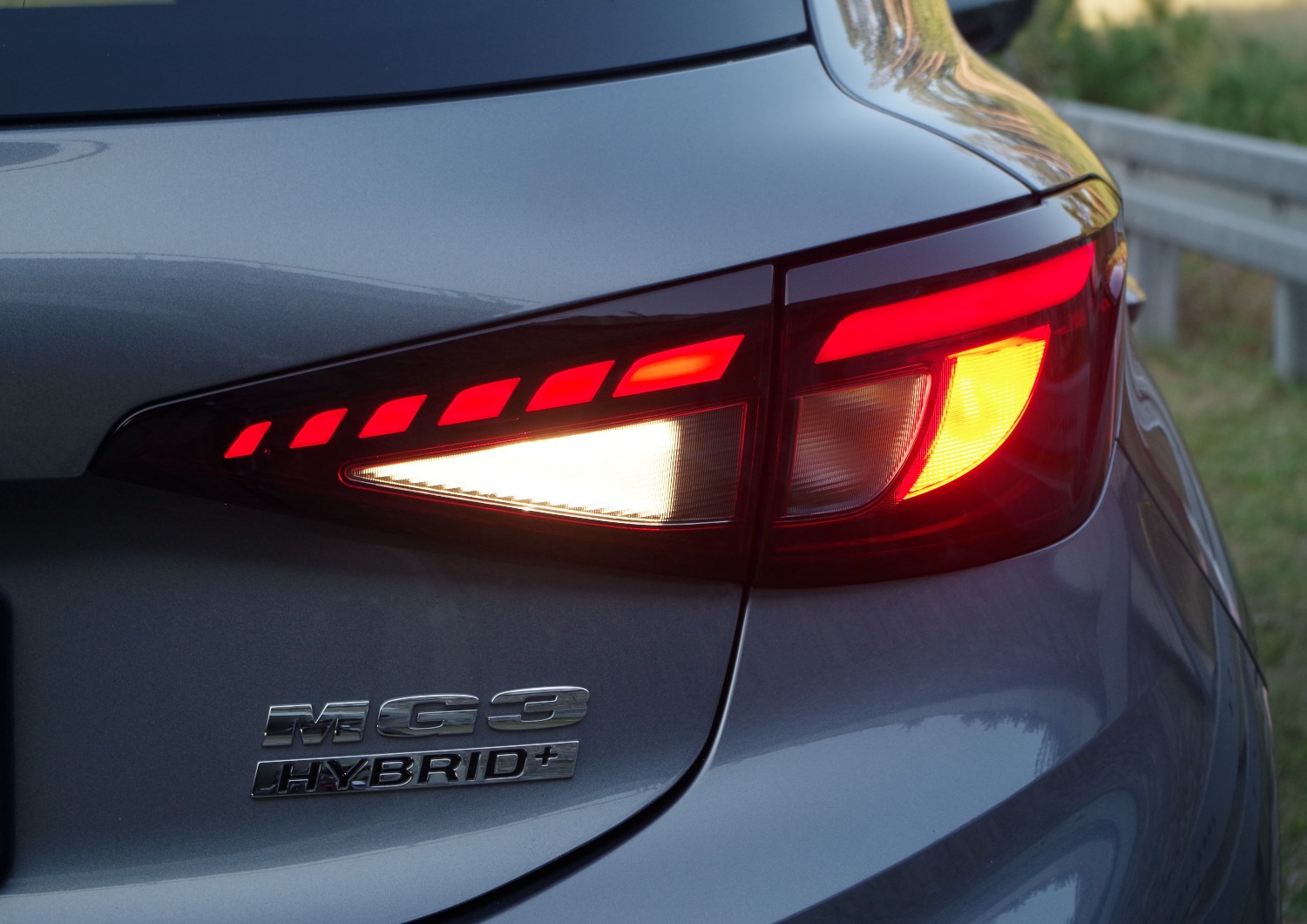 MG3-Hybrid-Exclusive-tylne-swiatla-7