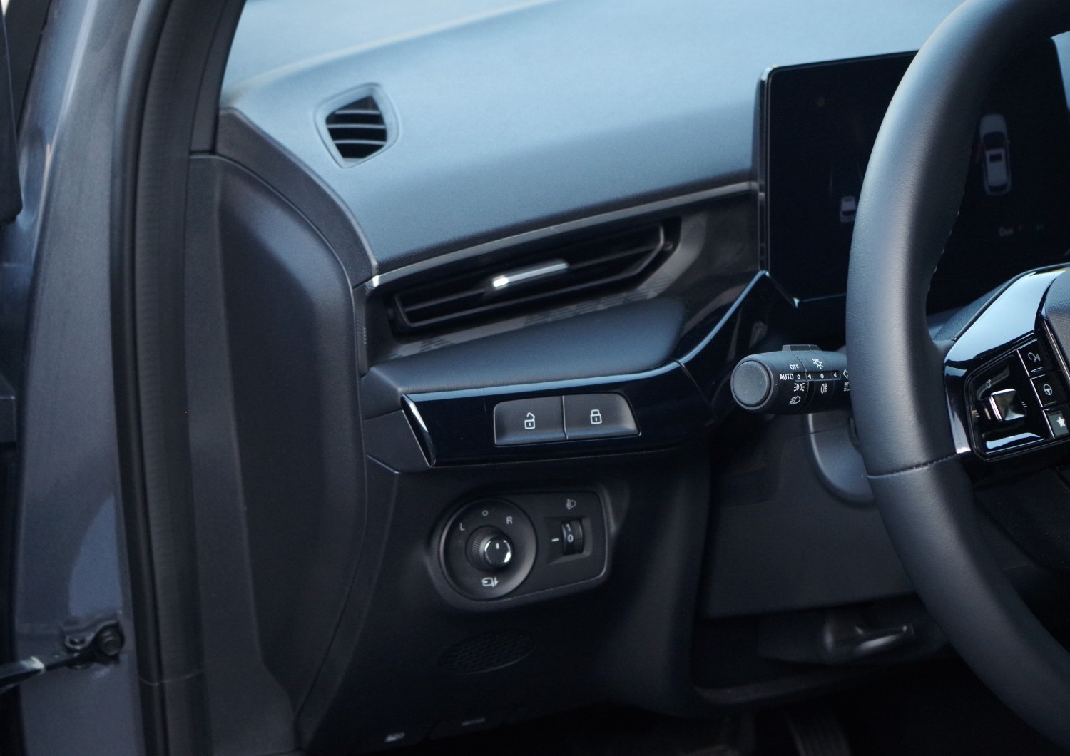 MG3-Hybrid-Exclusive-wnetrze-1