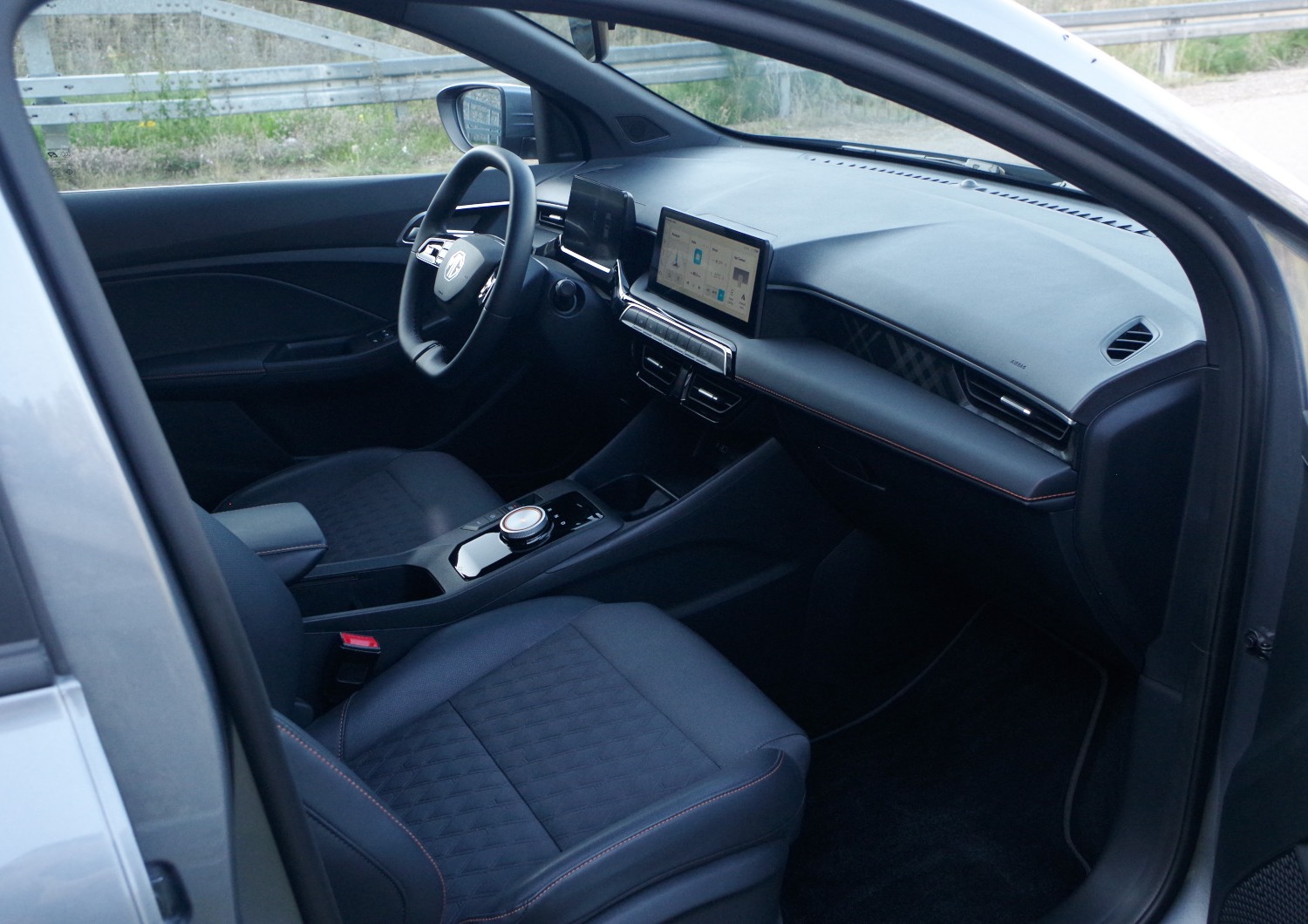 MG3-Hybrid-Exclusive-wnetrze-z-przodu