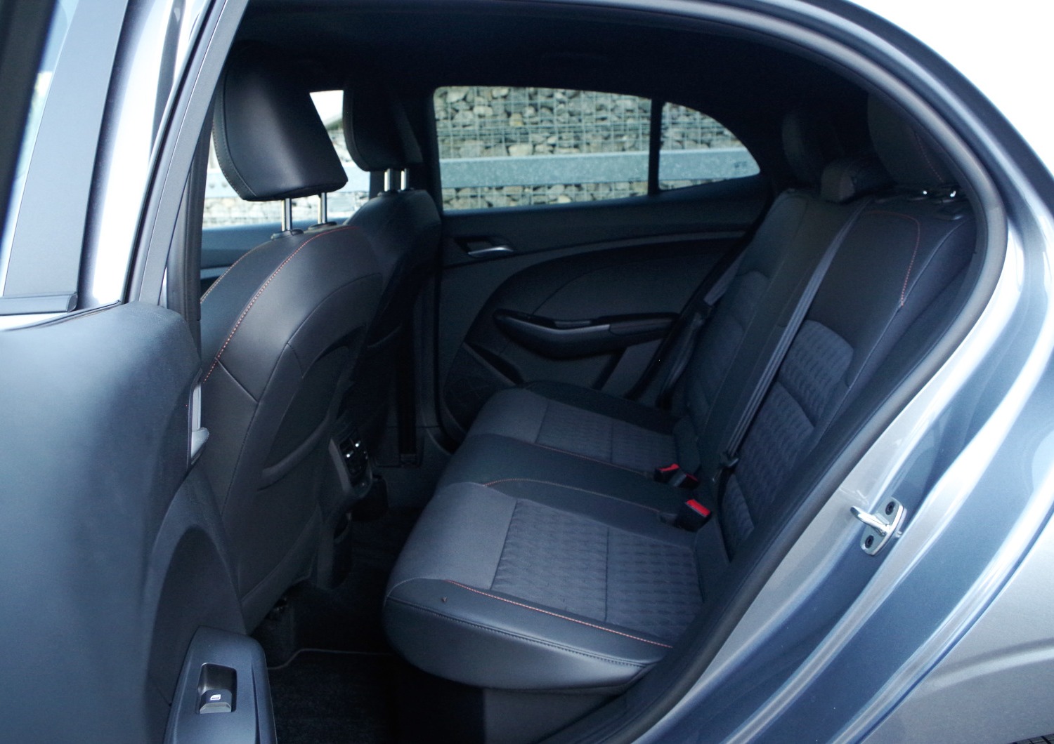 MG3-Hybrid-Exclusive-wnetrze-z-tylu